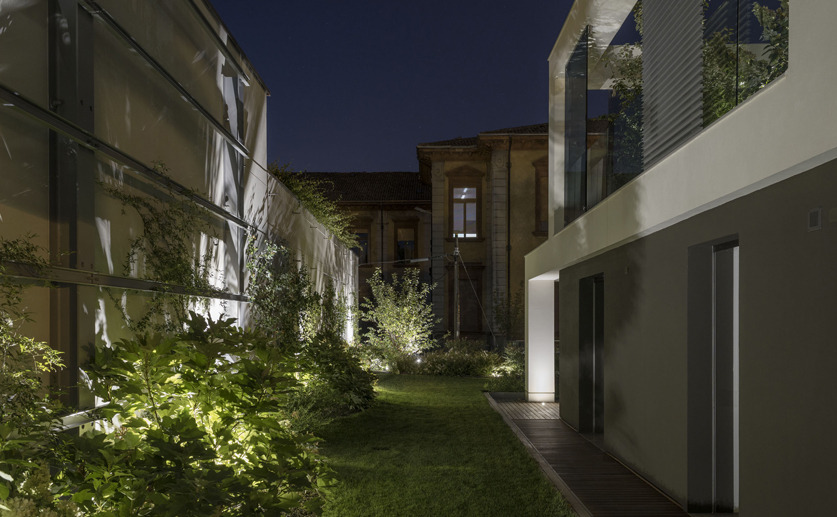 公园边的房子-12