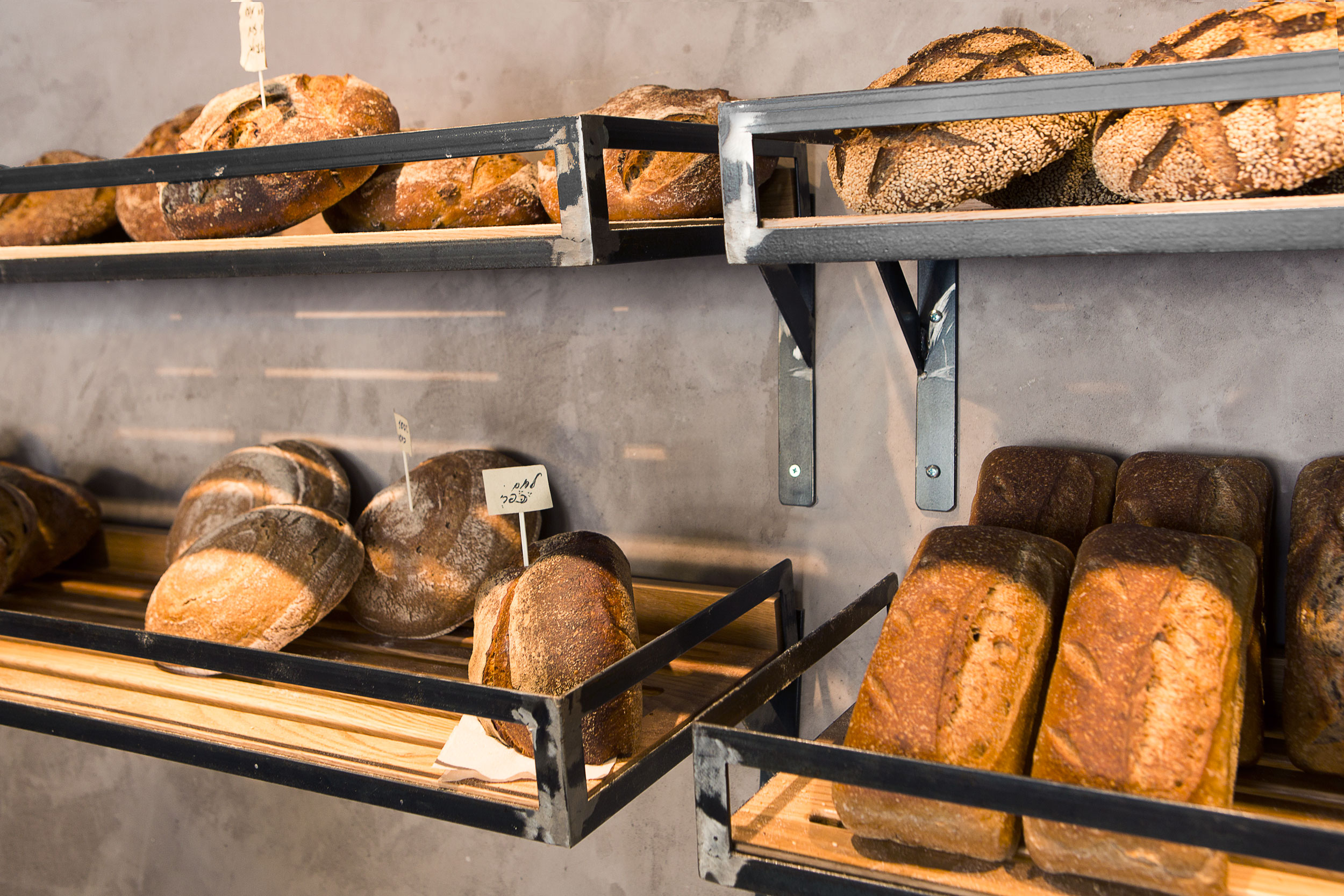 金属木质元素打造的现代烘焙咖啡厅-16