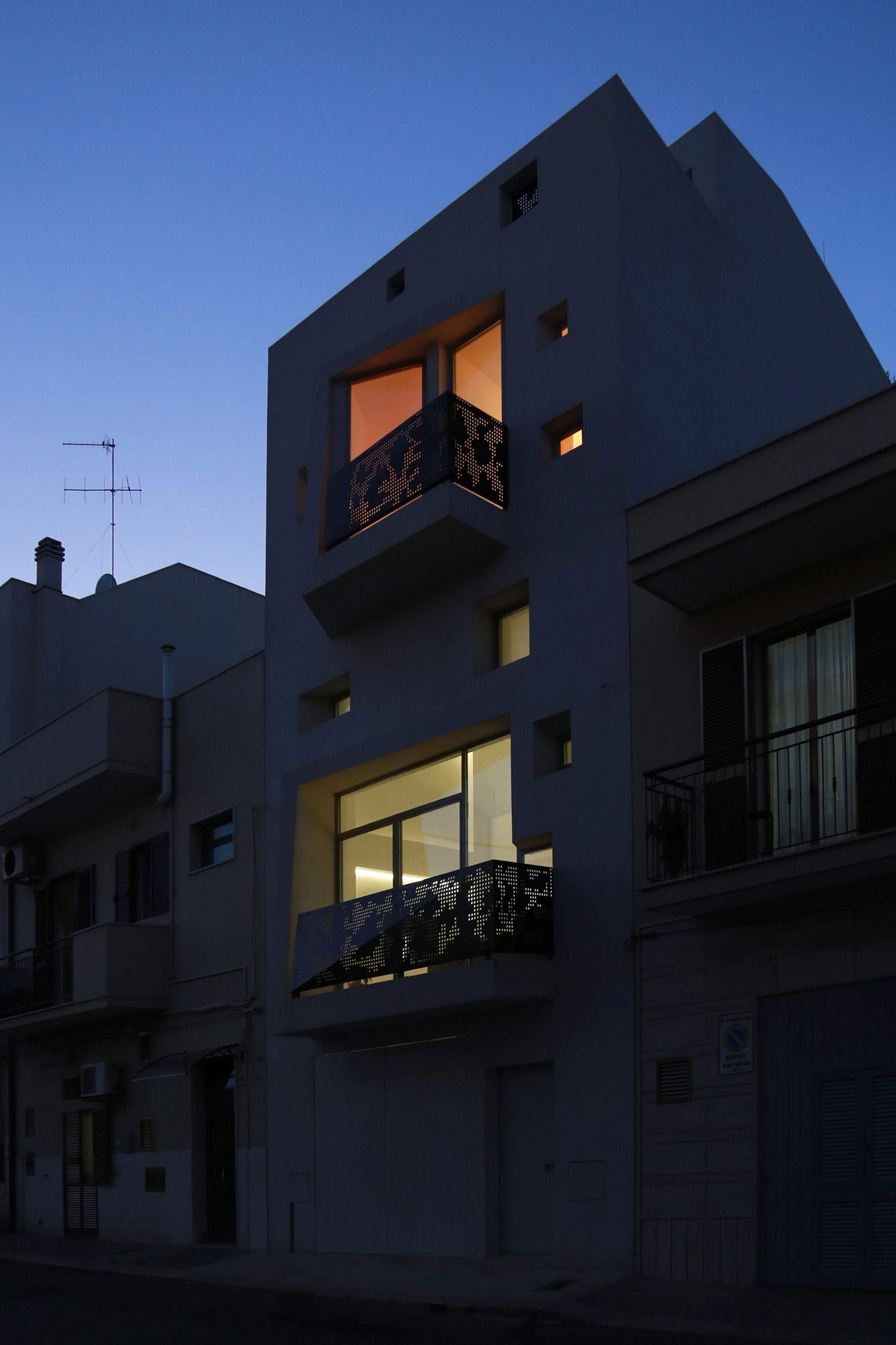 岩石中的三层住宅-25