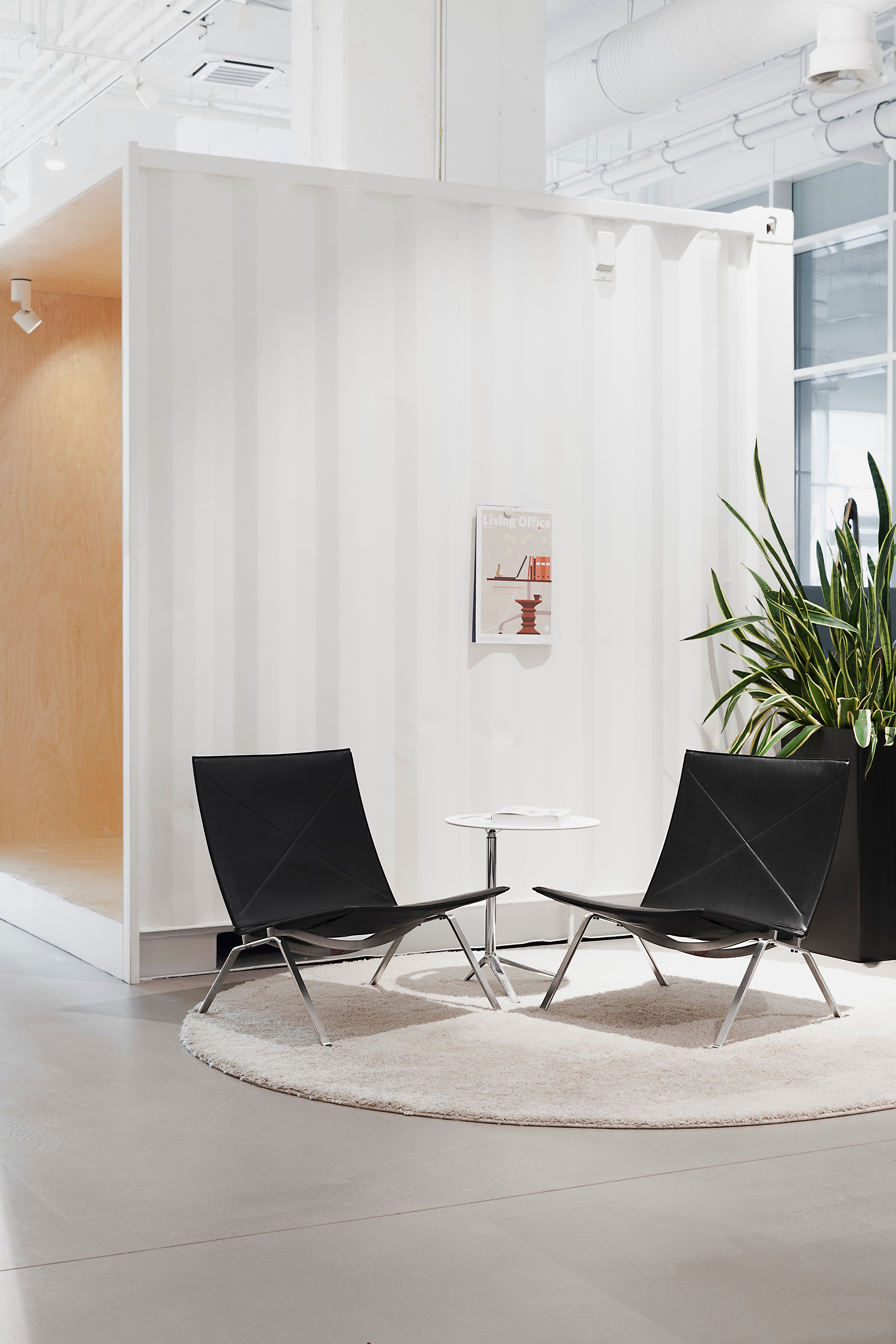 废旧集装箱打造时尚办公空间-6