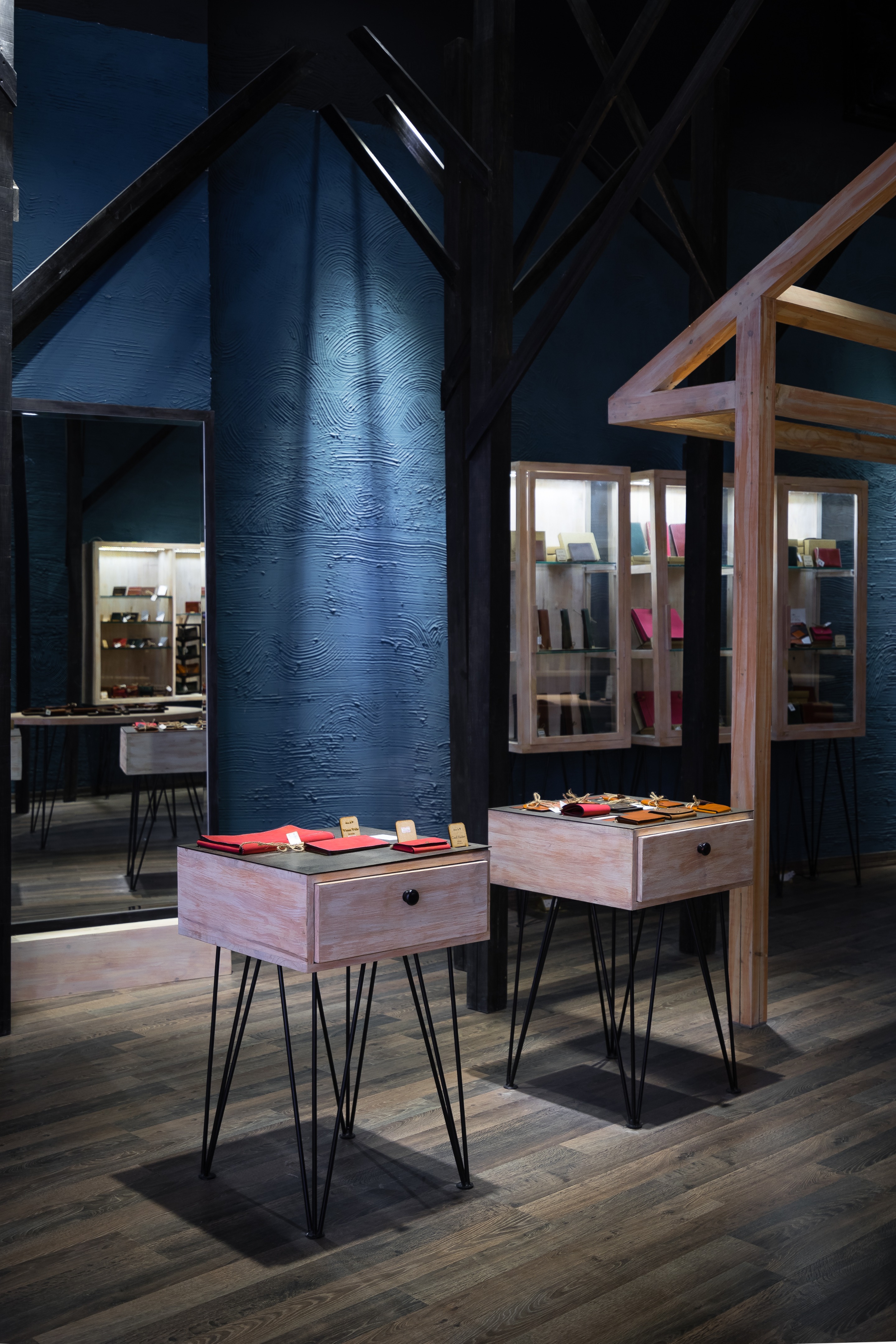 雾晨森林中的手工皮革店-11