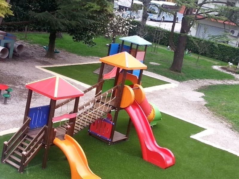 幼儿园户外抗摔草皮游乐区打造-3