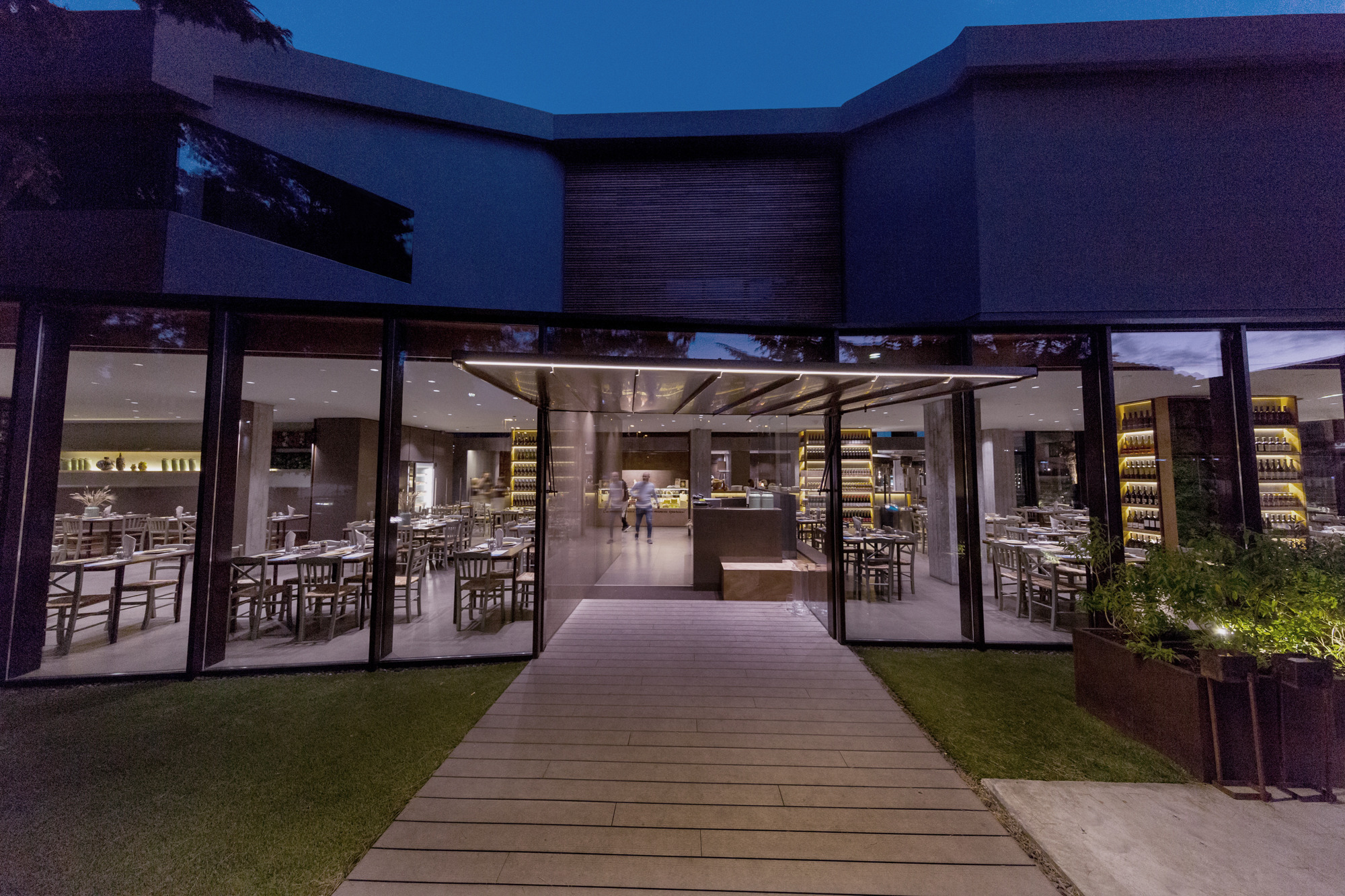 古宅新生,餐饮空间与历史文化的完美融合-8