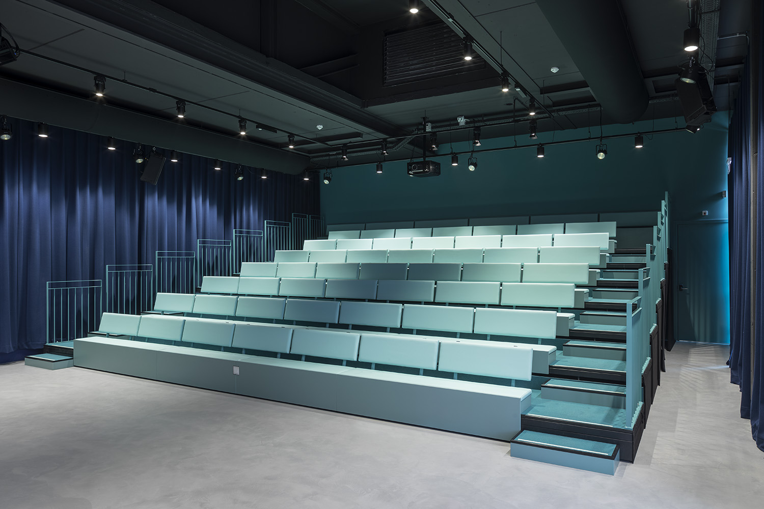 Amsterdam 地标建筑变身创意共享办公空间-38