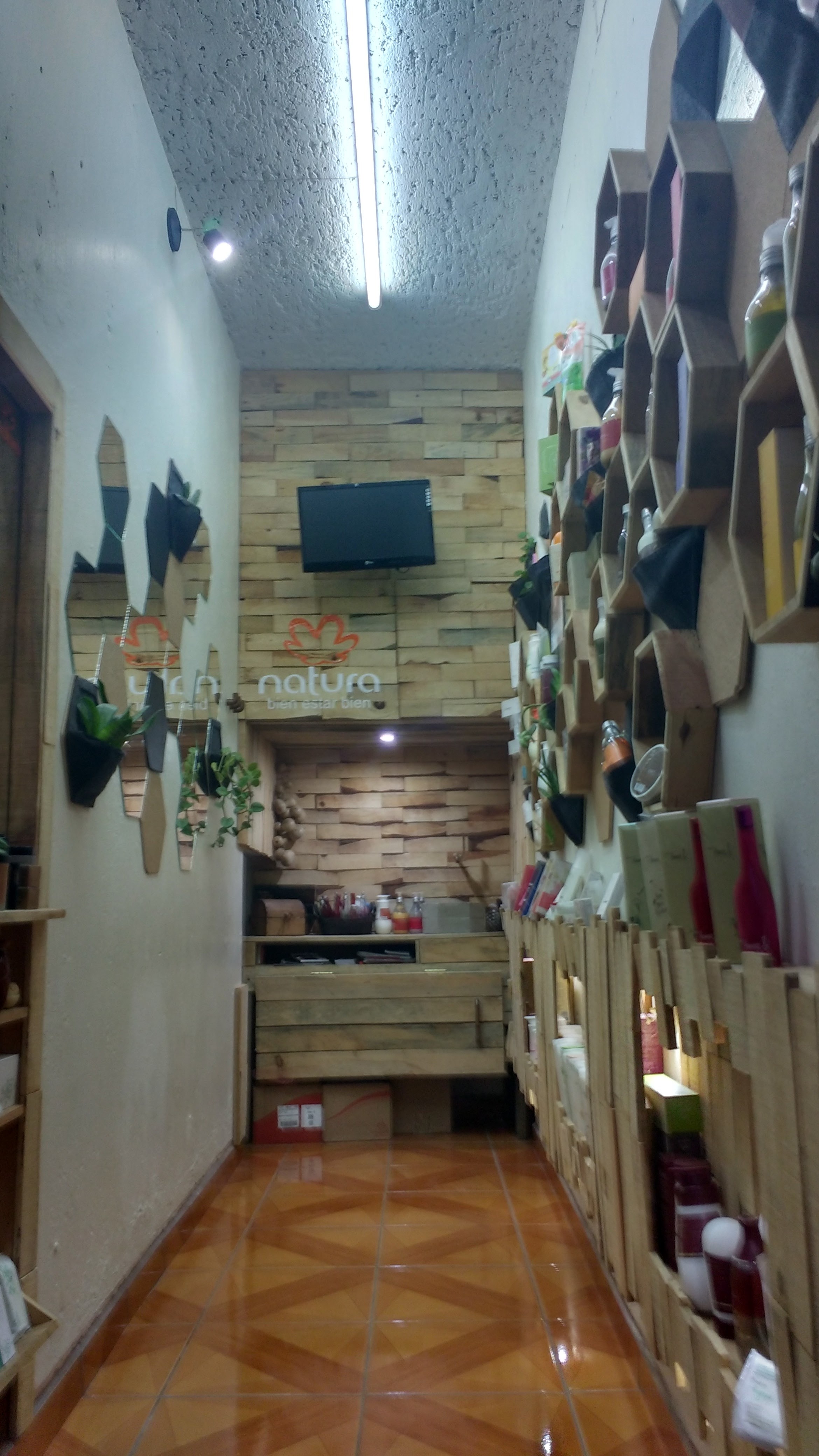 环保可持续的香水化妆品店设计-26