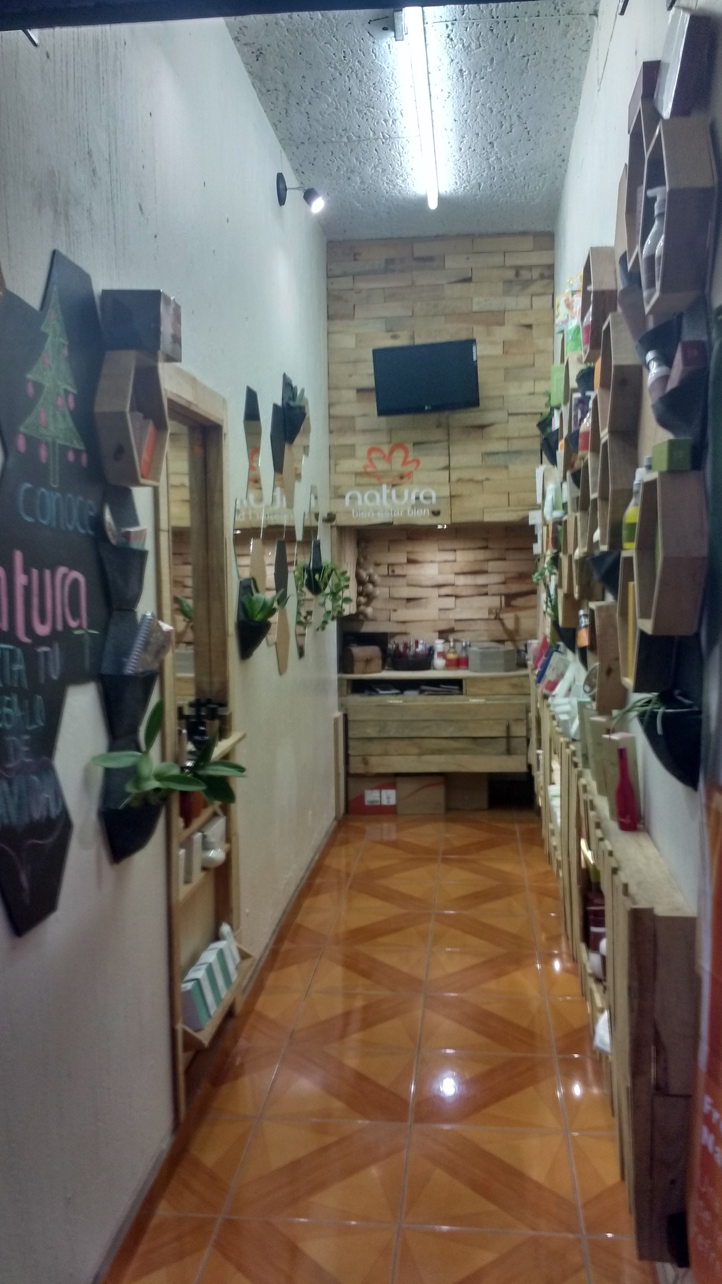 环保可持续的香水化妆品店设计-27