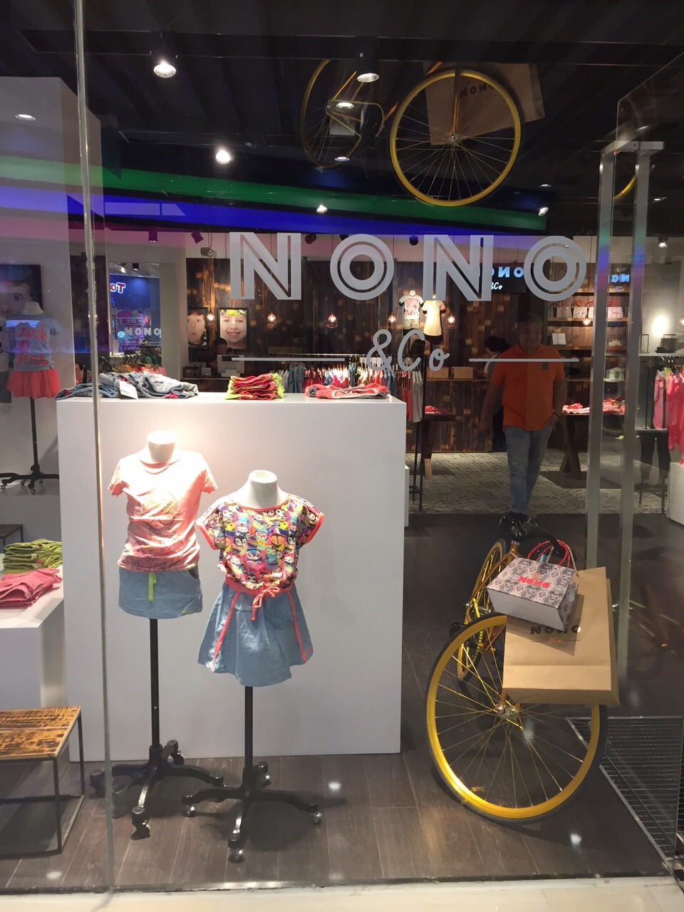 自然色彩的儿童时尚店铺设计-5