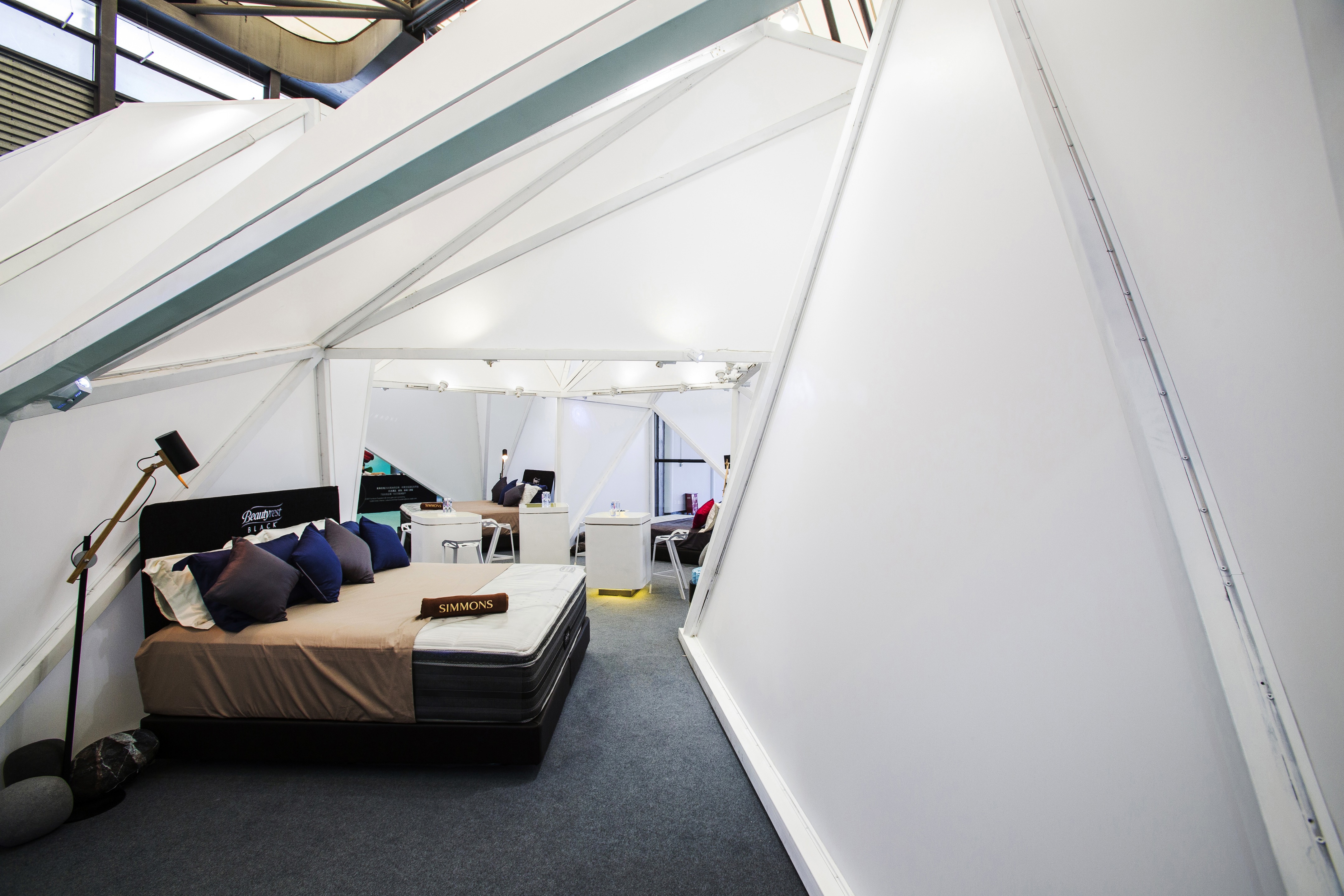 Simmons Bedding 2015 年家具展透明展位设计-10