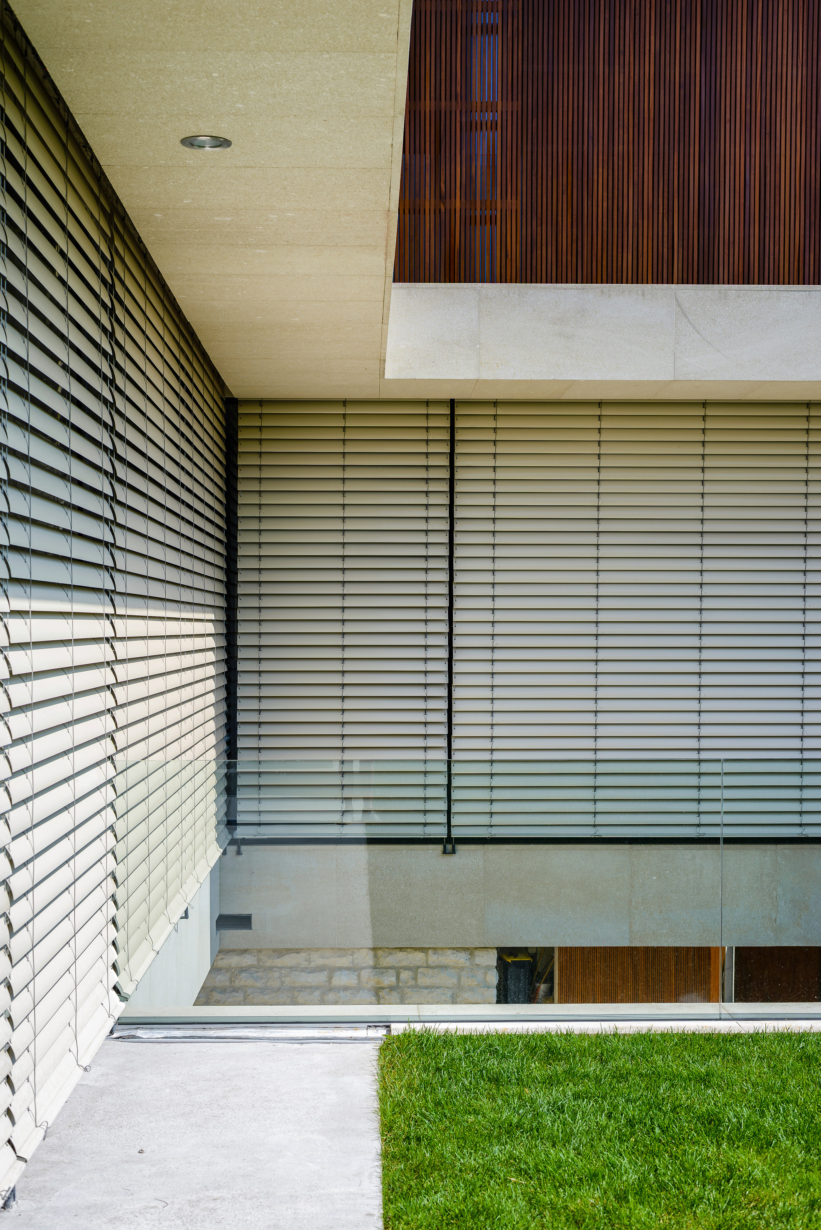 Modern villa shading by Krüllung-19
