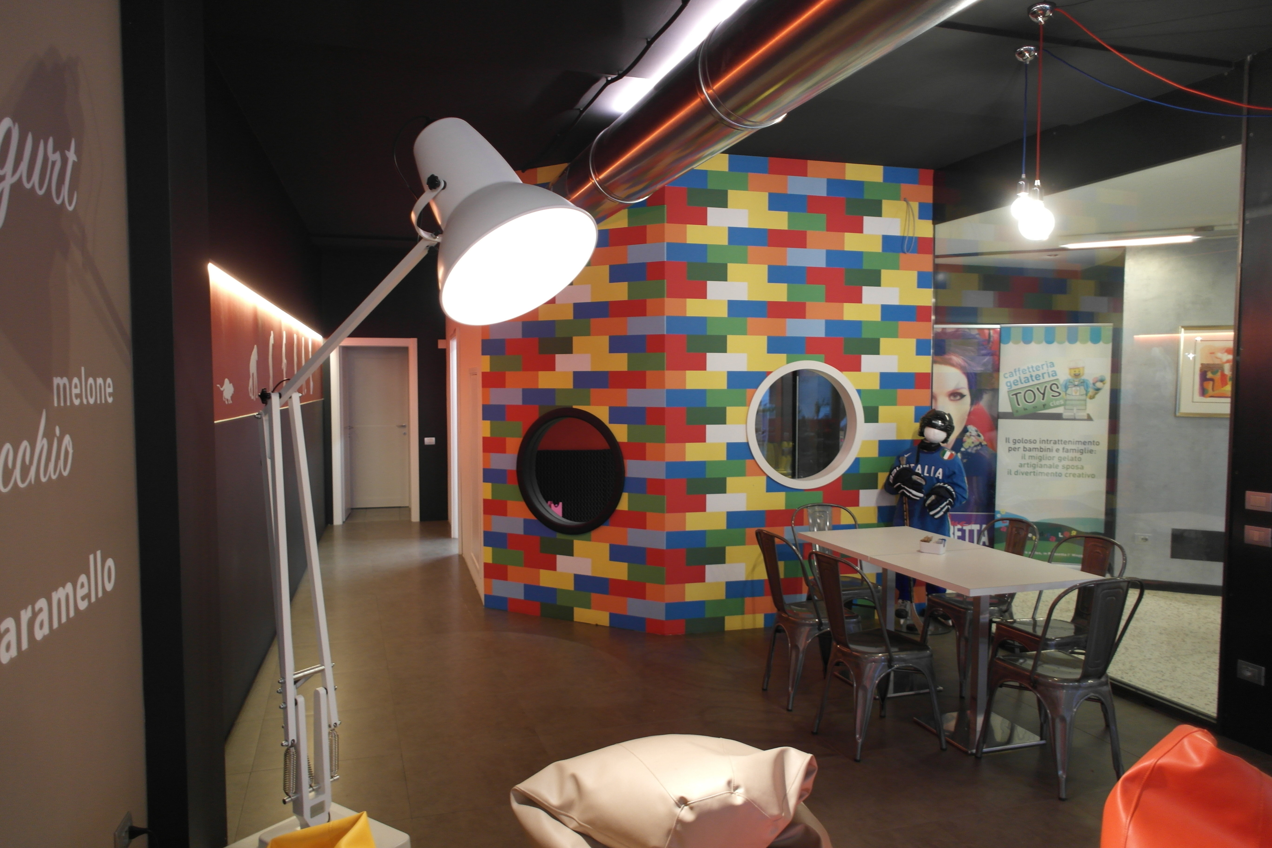 创意玩具店里的意大利手工冰淇淋-33