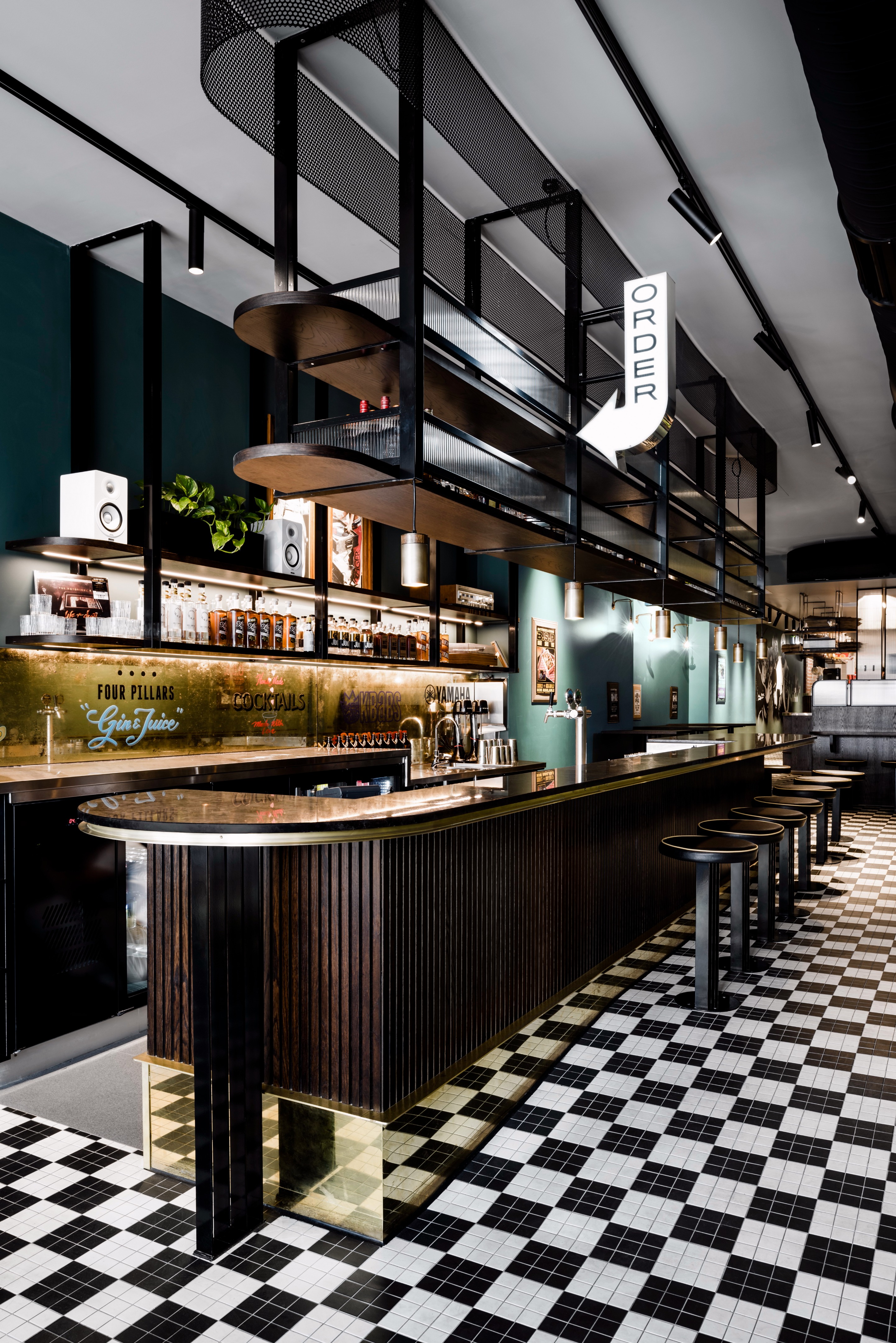 创意街头艺术融入酒吧餐厅设计,打造别样餐饮体验-5