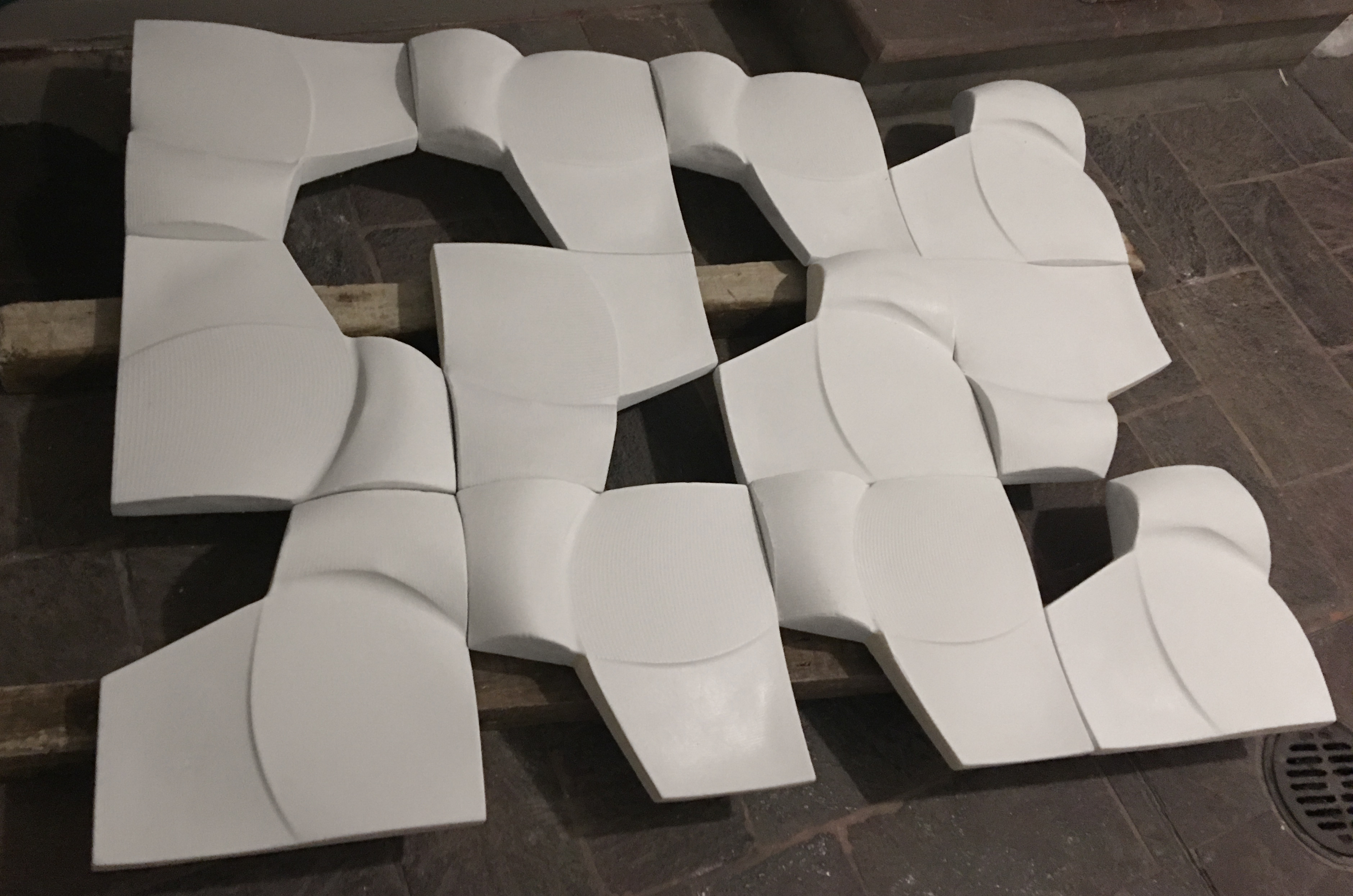 五块混凝土碑构建的抽象艺术装置-25