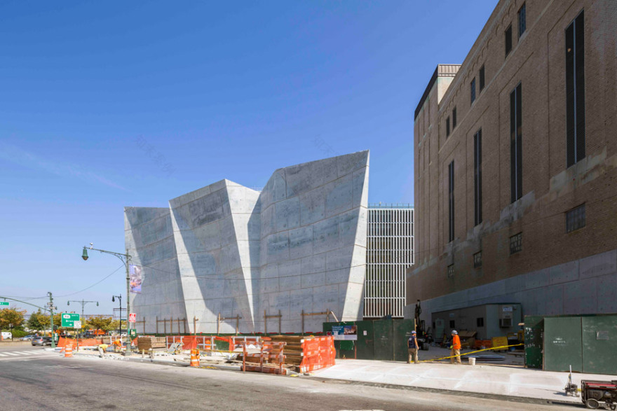 纽约独特建筑 | 金属鳍玻璃幕墙车库与盐棚-5