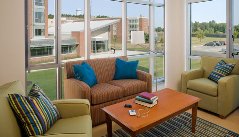 布里奇沃特州立大学深红厅 | 现代学生公寓的典范-4