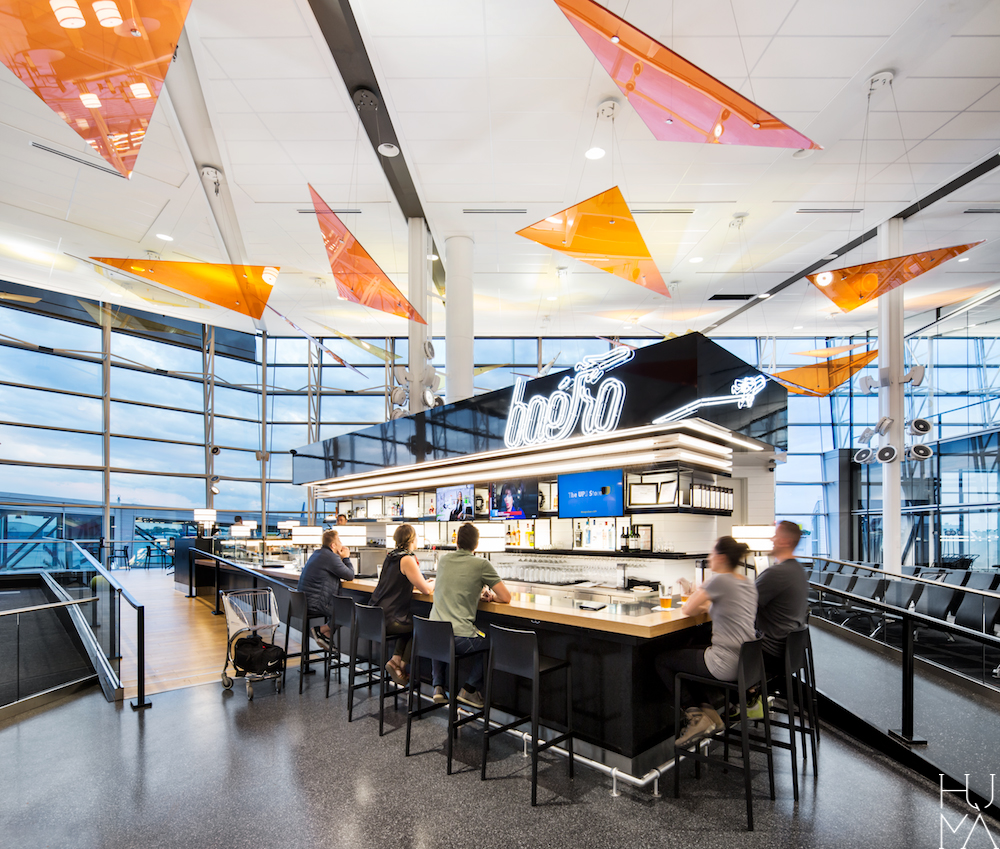 蒙特利尔机场美食广场，Humà 设计新视角-8