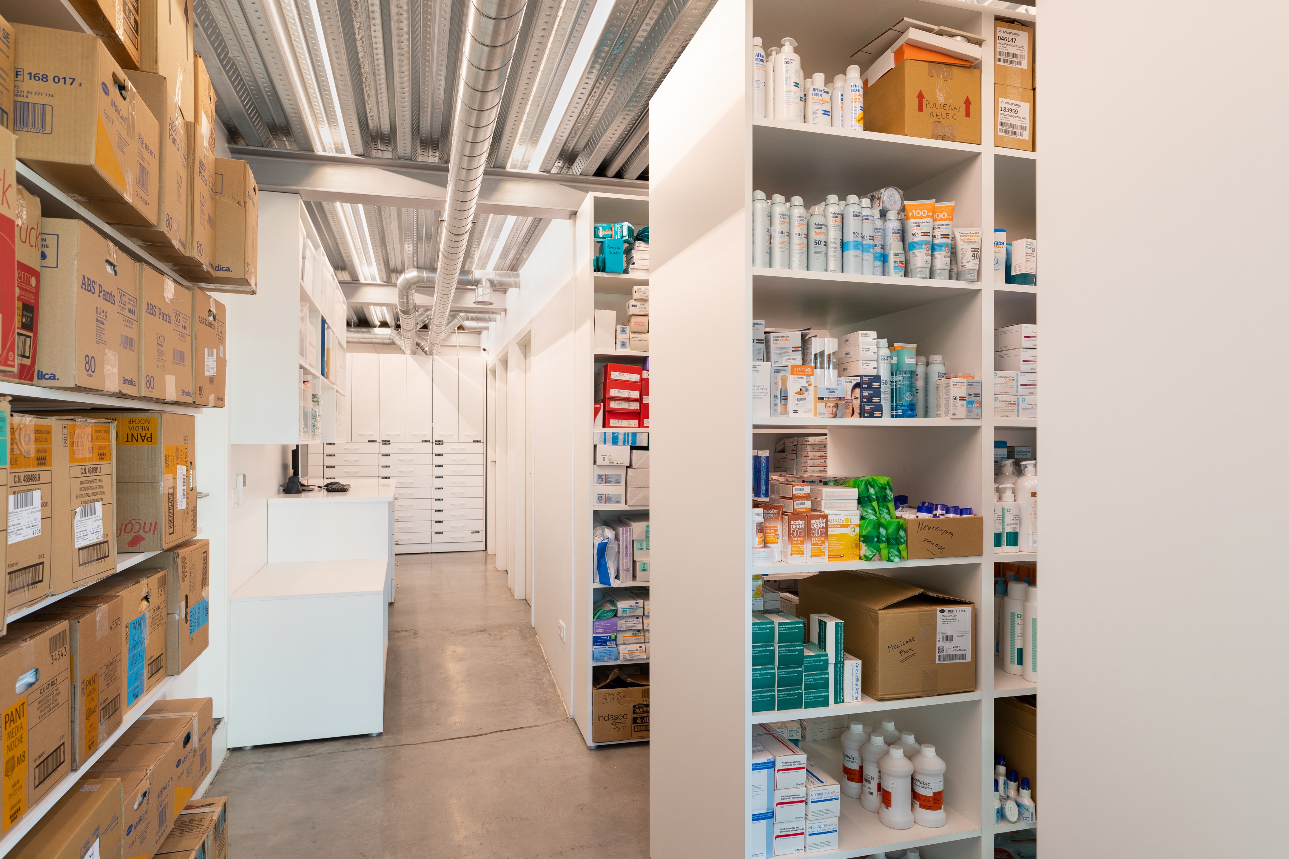 2018 年完成的 Manuel Barreira 药店改造-3