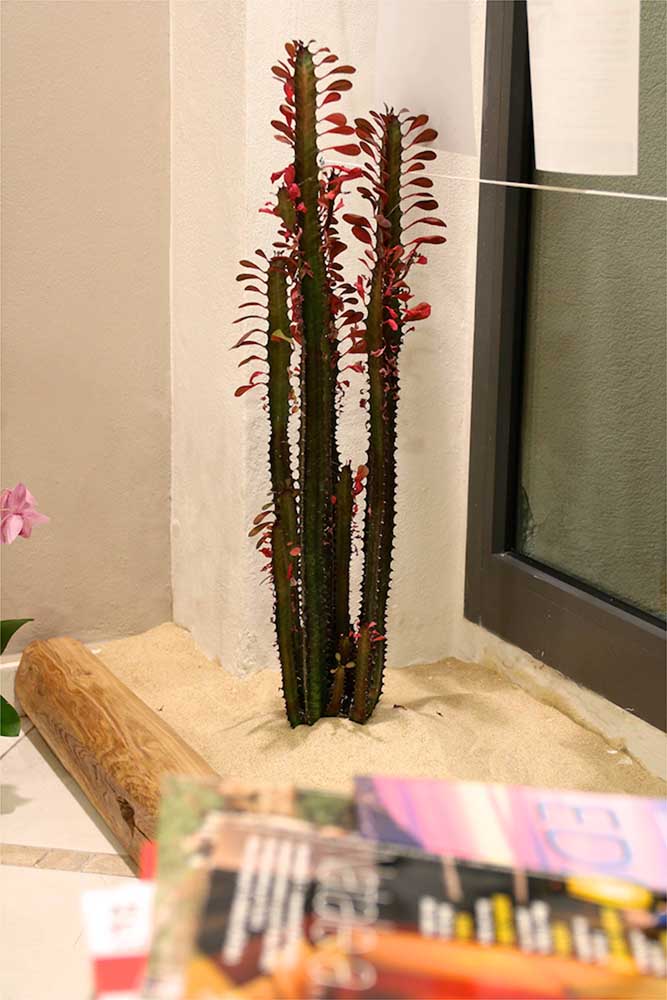 定制化木饰打造私密旅游咨询空间-11