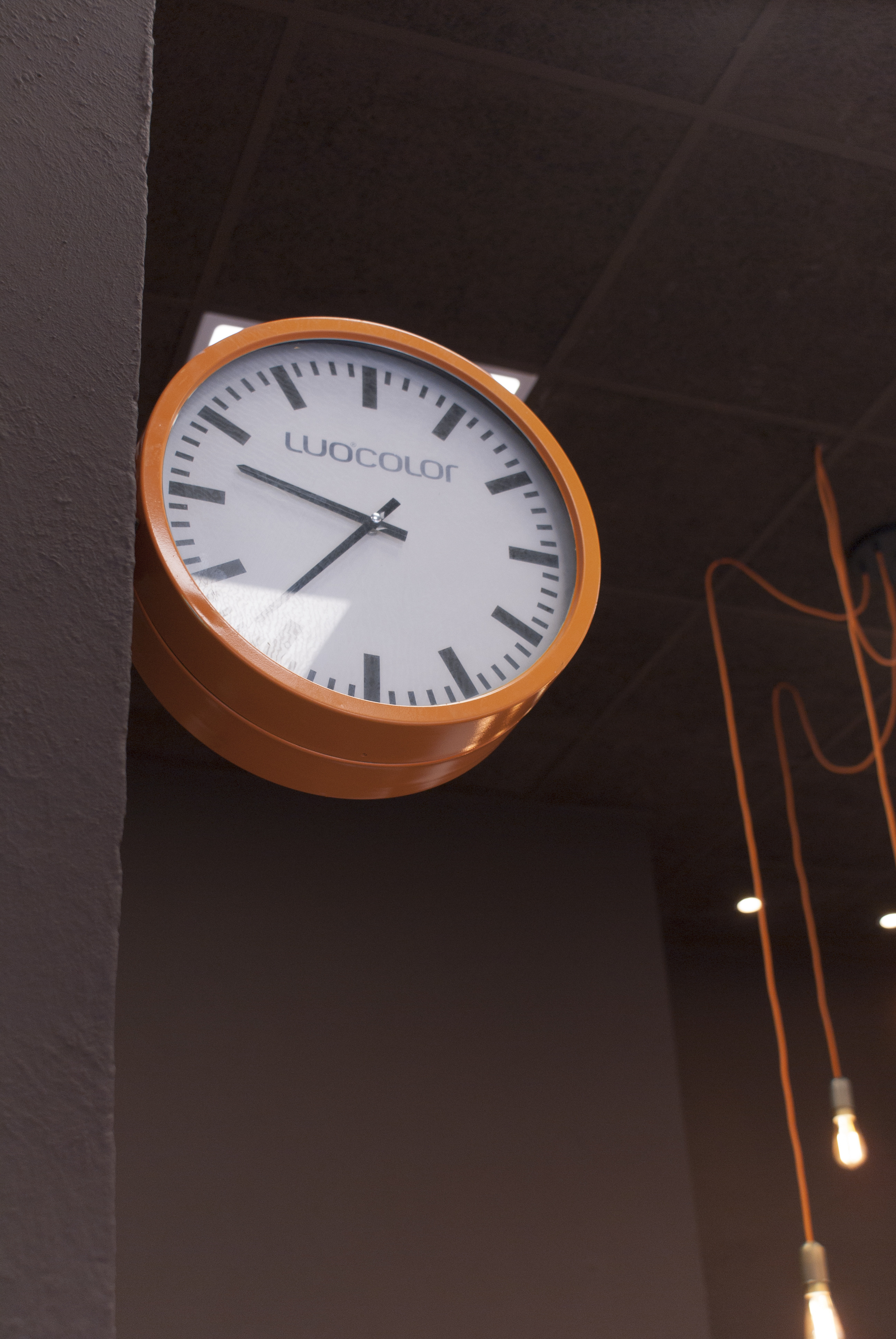 钢制装饰的 Sandra Soler 发廊设计-12