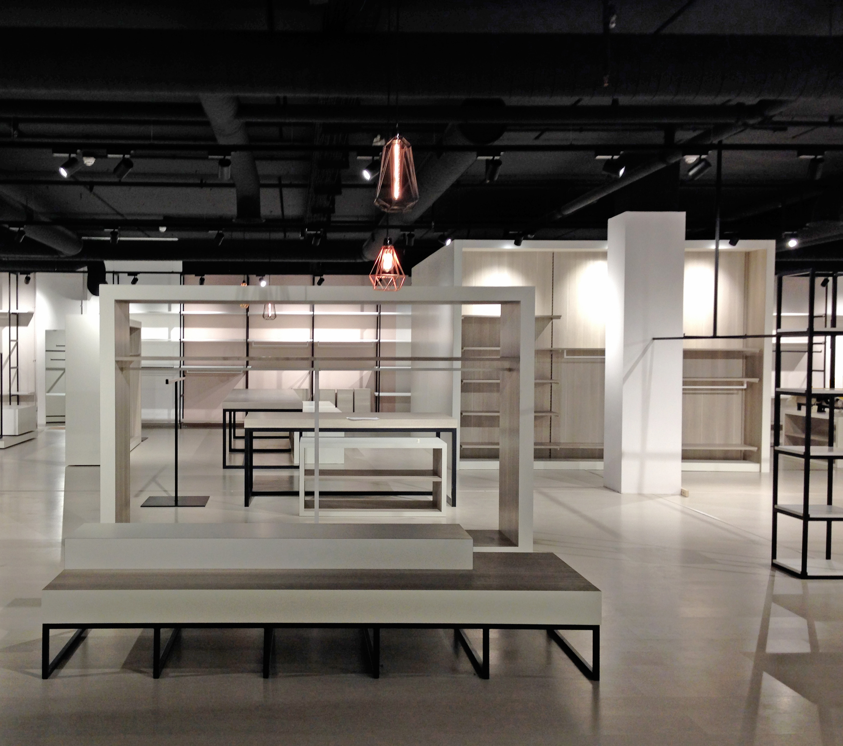 灵活模块与墙面系统打造低成本时尚品牌店-6