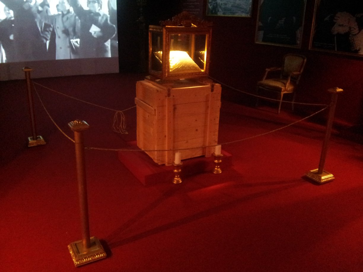 光芒万丈 | Padre Pio 展览设计-9