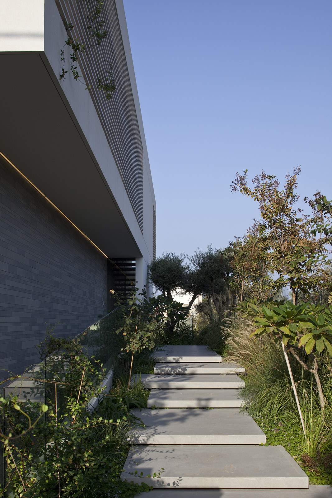 线性之家 | 利用石墙与木“Mashrabiya”打造四维空间-6