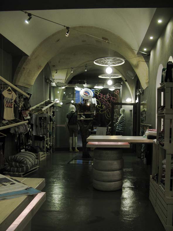 废旧车间变时尚商店的创意重生-3