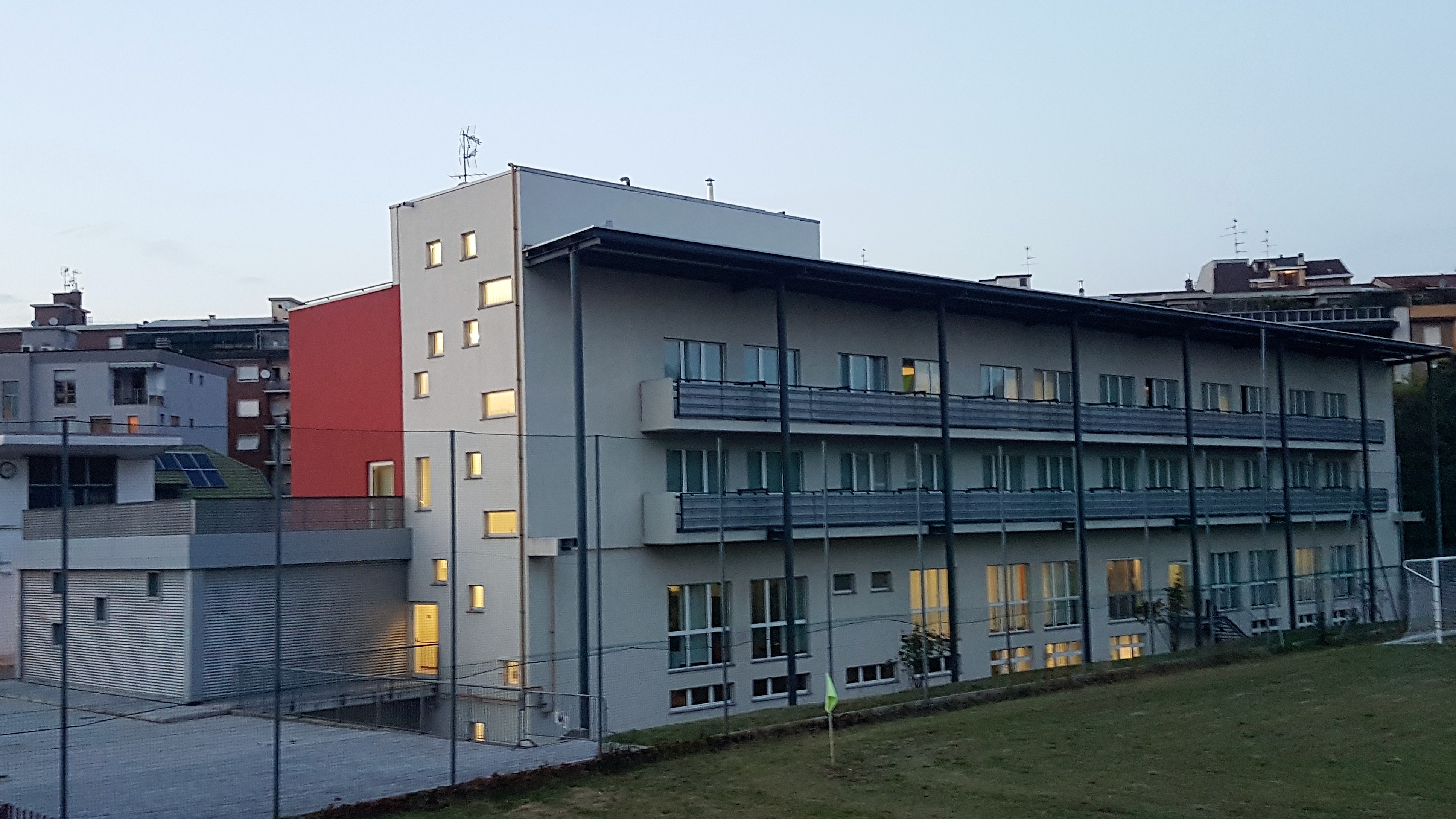 波浪型金属立面打造动感体育中心-14