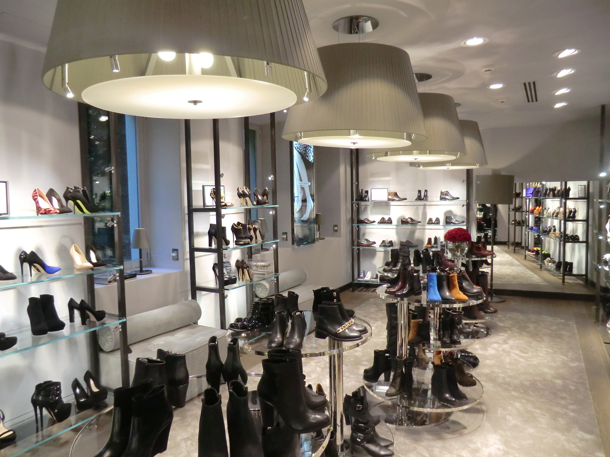 米兰购物街 Kurt Geiger 鞋店设计-4