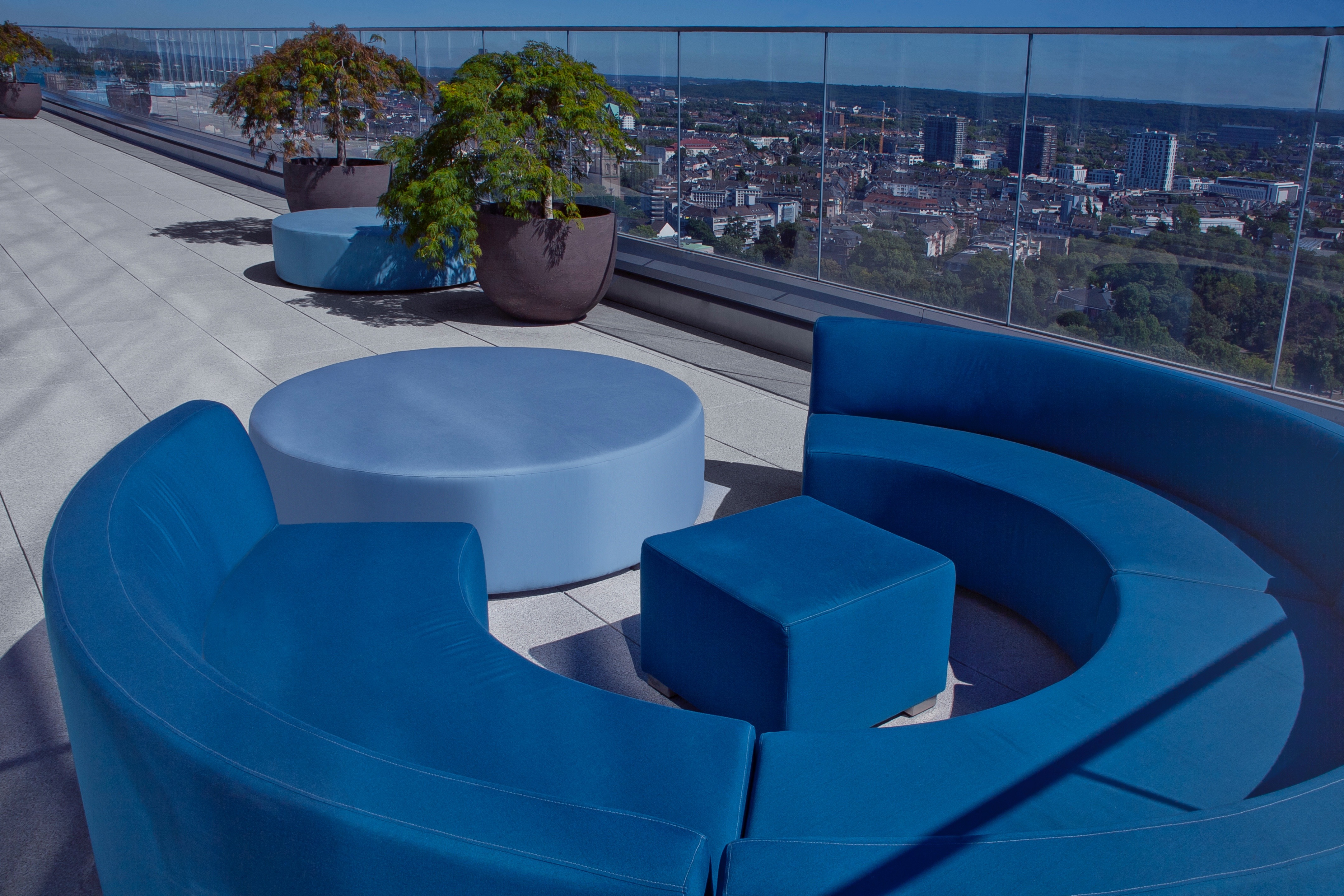 德国杜塞尔多夫 Dreischeibenhaus 顶层露台 Phoeni· 餐厅酒吧-11