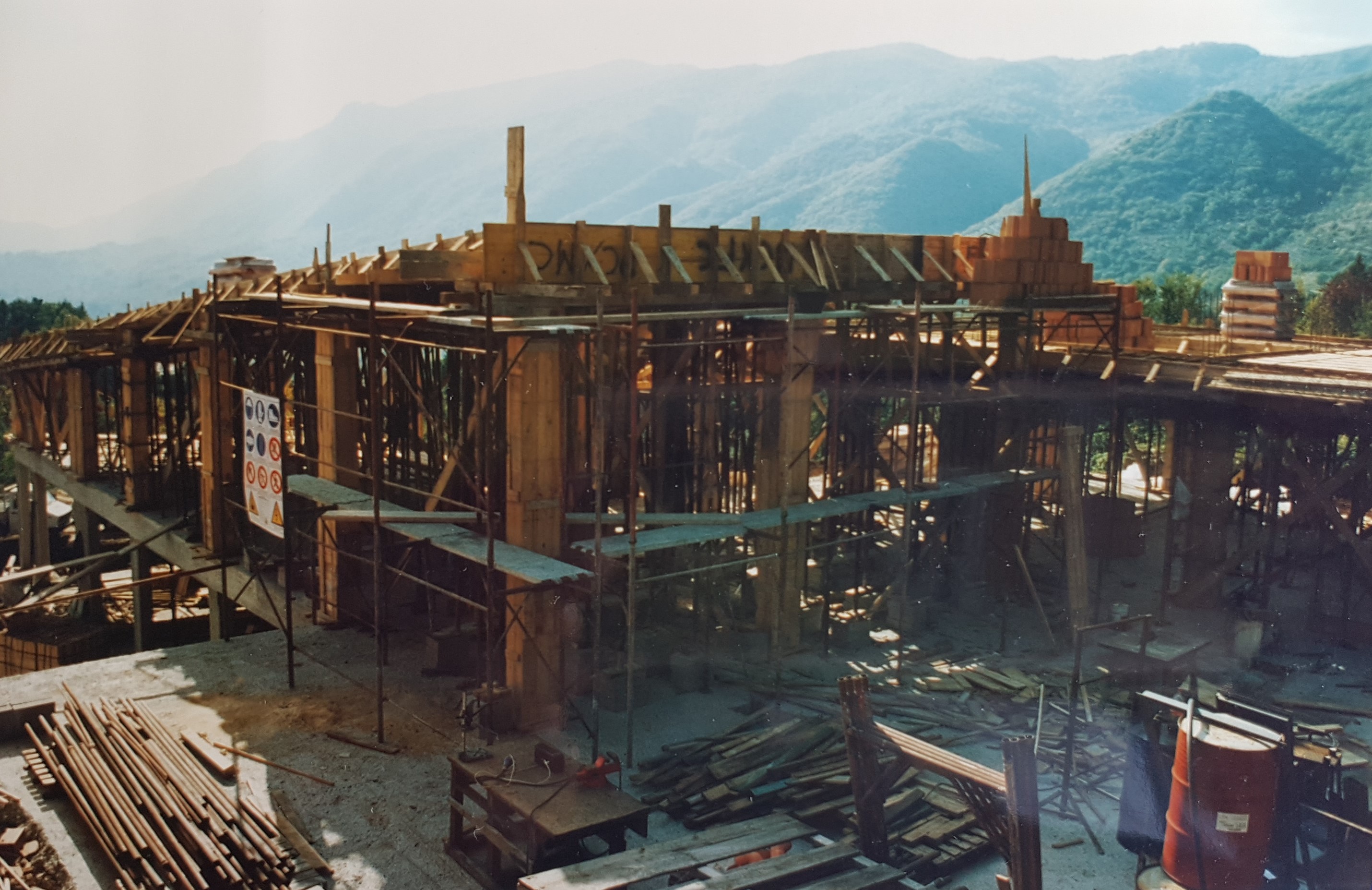 意大利橄榄树丛中的双层别墅设计-46