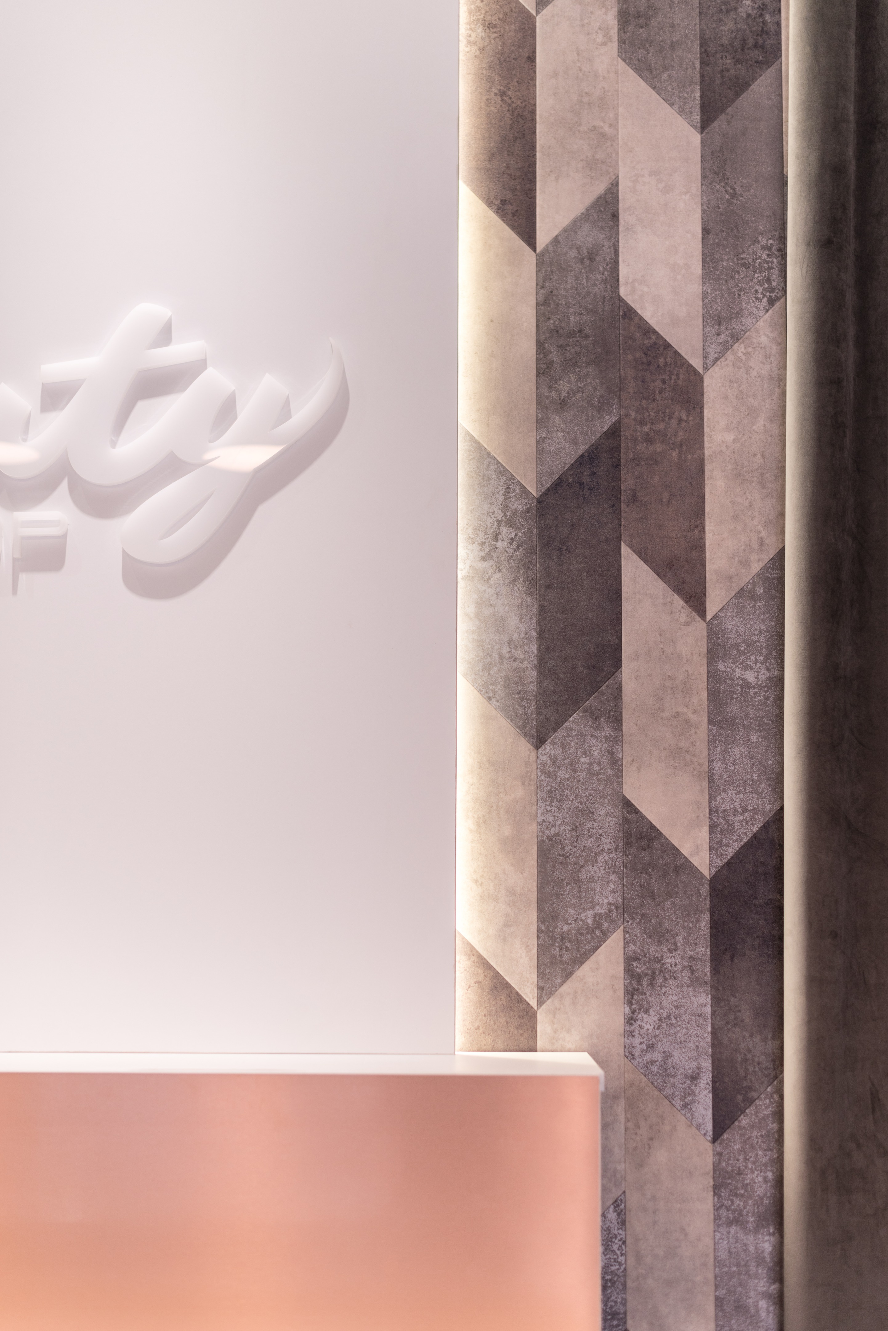 精致香氛护肤品店的永恒魅力-29