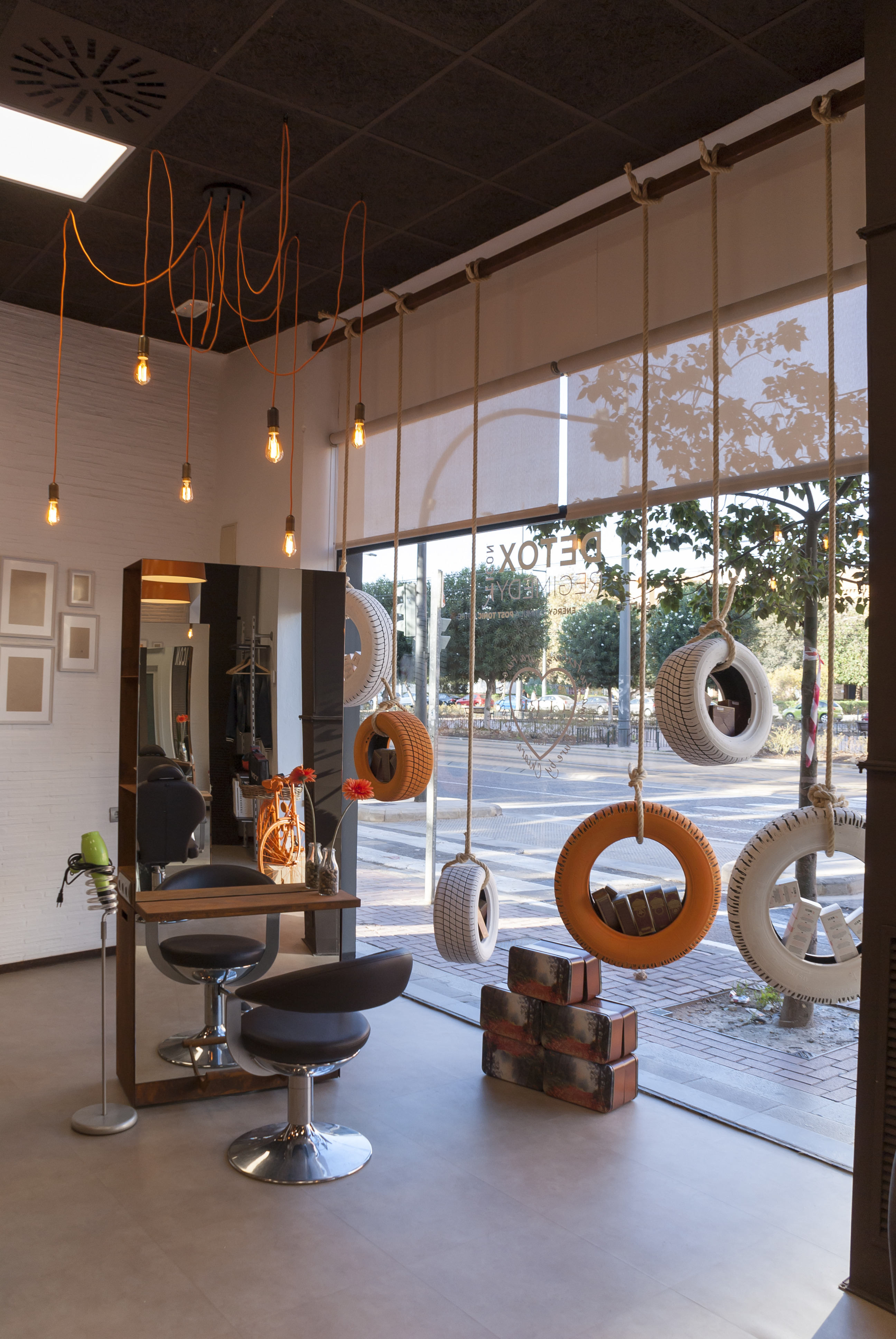 钢制装饰的 Sandra Soler 发廊设计-3