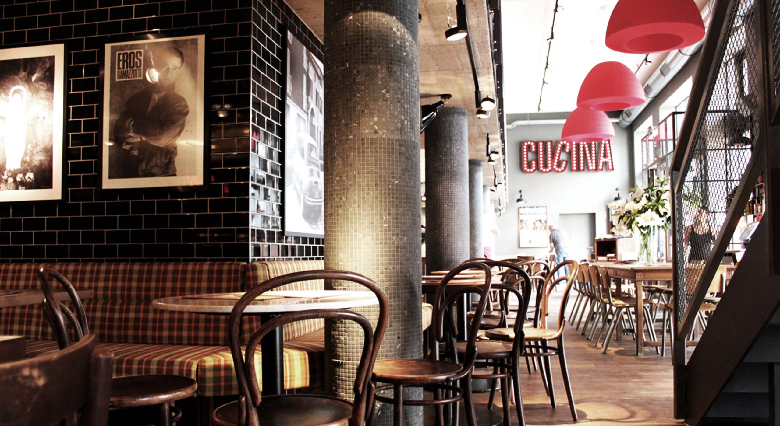 意大利美食餐厅的红色黄色彩虹设计-32