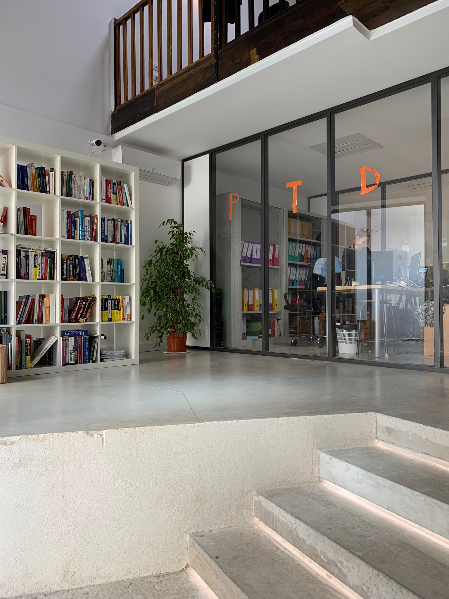 2016 年新领域公司仓库变身网络代理总部-5