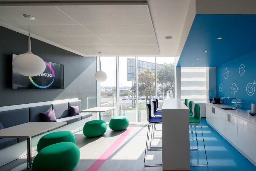 意大利 Filago 总部大楼,双高玻璃连廊与绿意花园的设计魅力-5