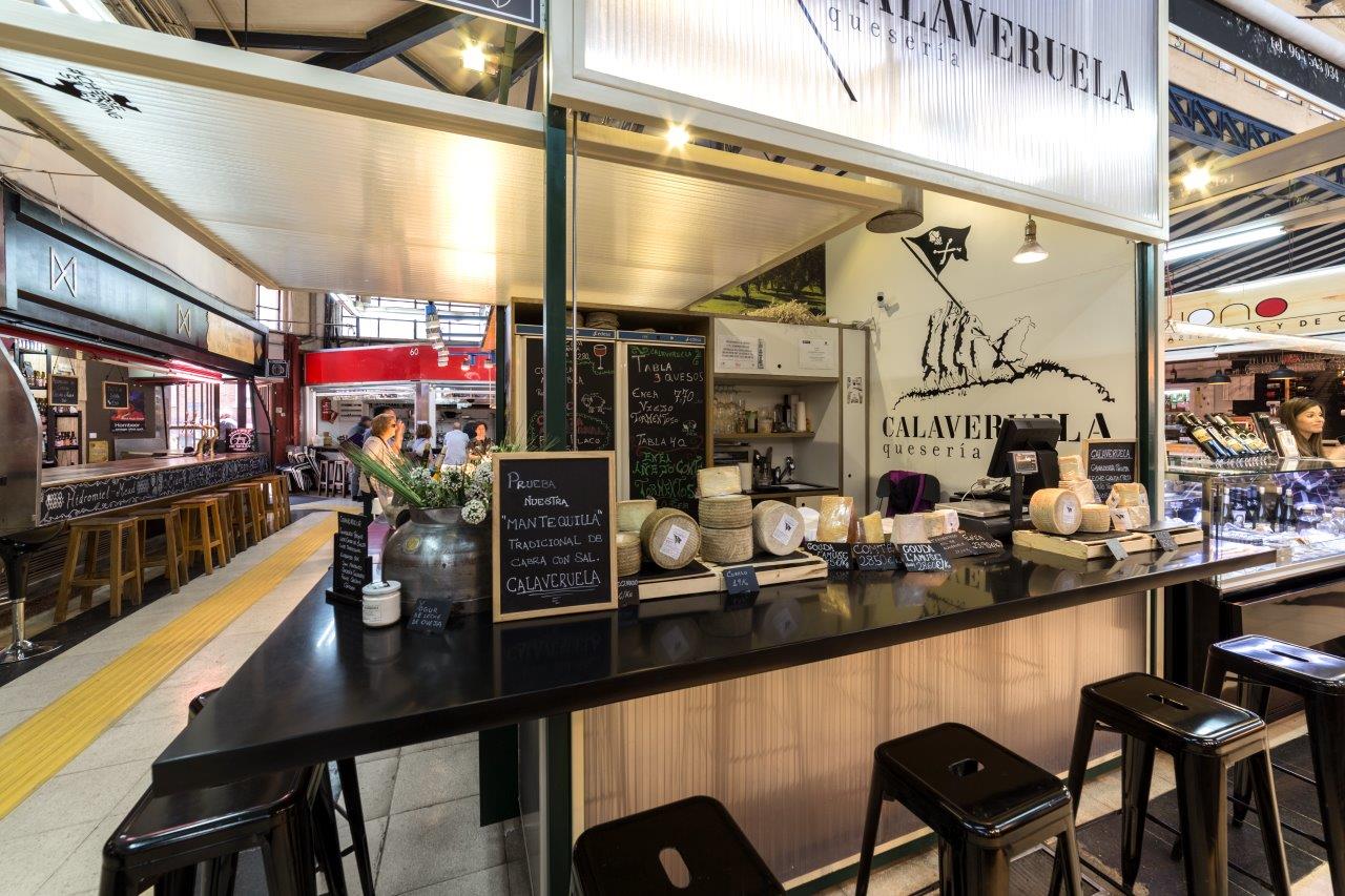 西班牙传统食品店“Calaveruela”的黑金 KRION 展示柜-1