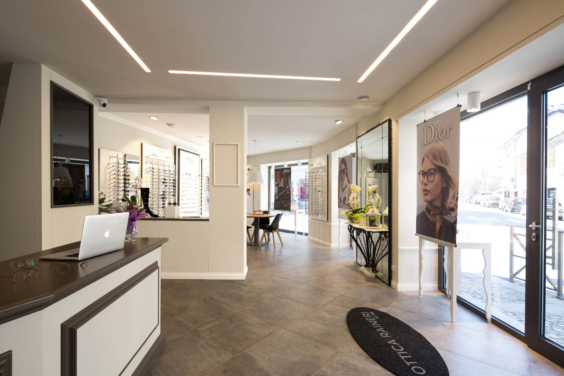 经典与现代共融的眼镜店设计-5