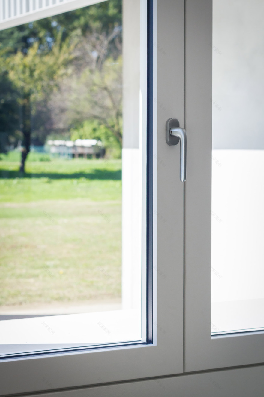 简约木质白窗设计,打造现代家居风格-3