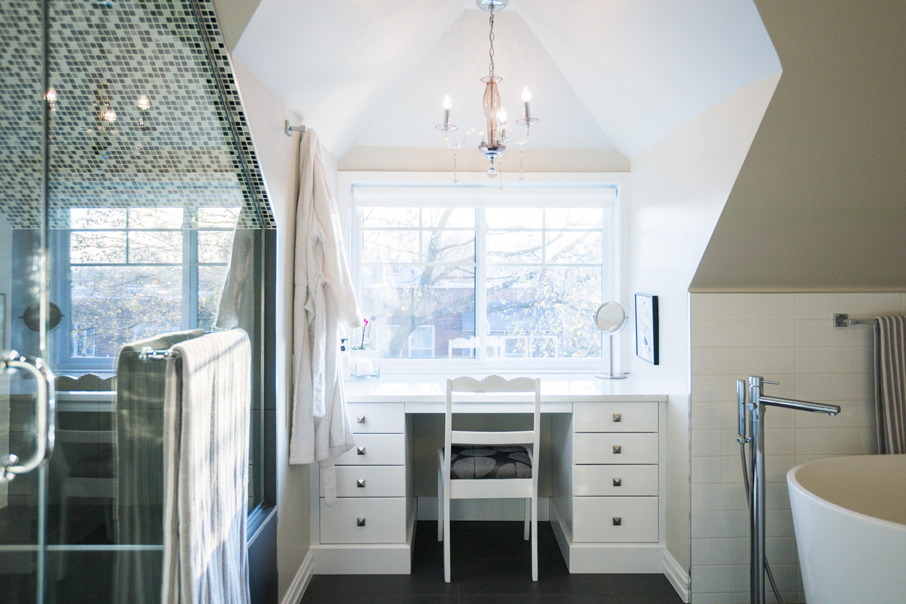 独特阁楼里的开放式主卧套房设计-5