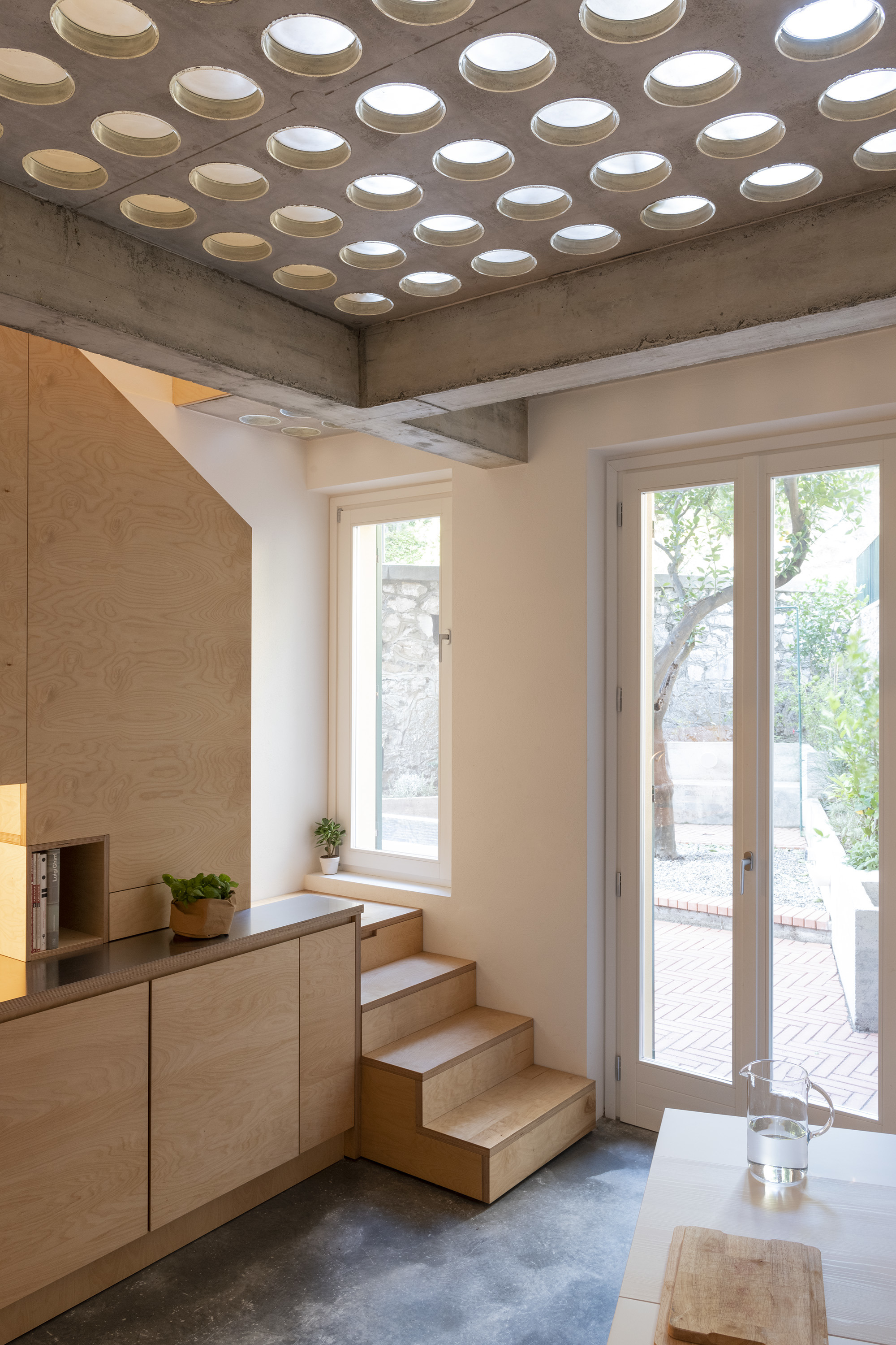 意大利 Varigotti 度假屋翻新 打造现代宜居空间-1