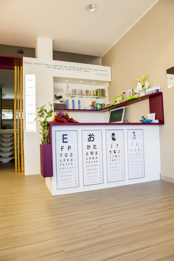 自然绿意融入的定制家具光学商店设计-19