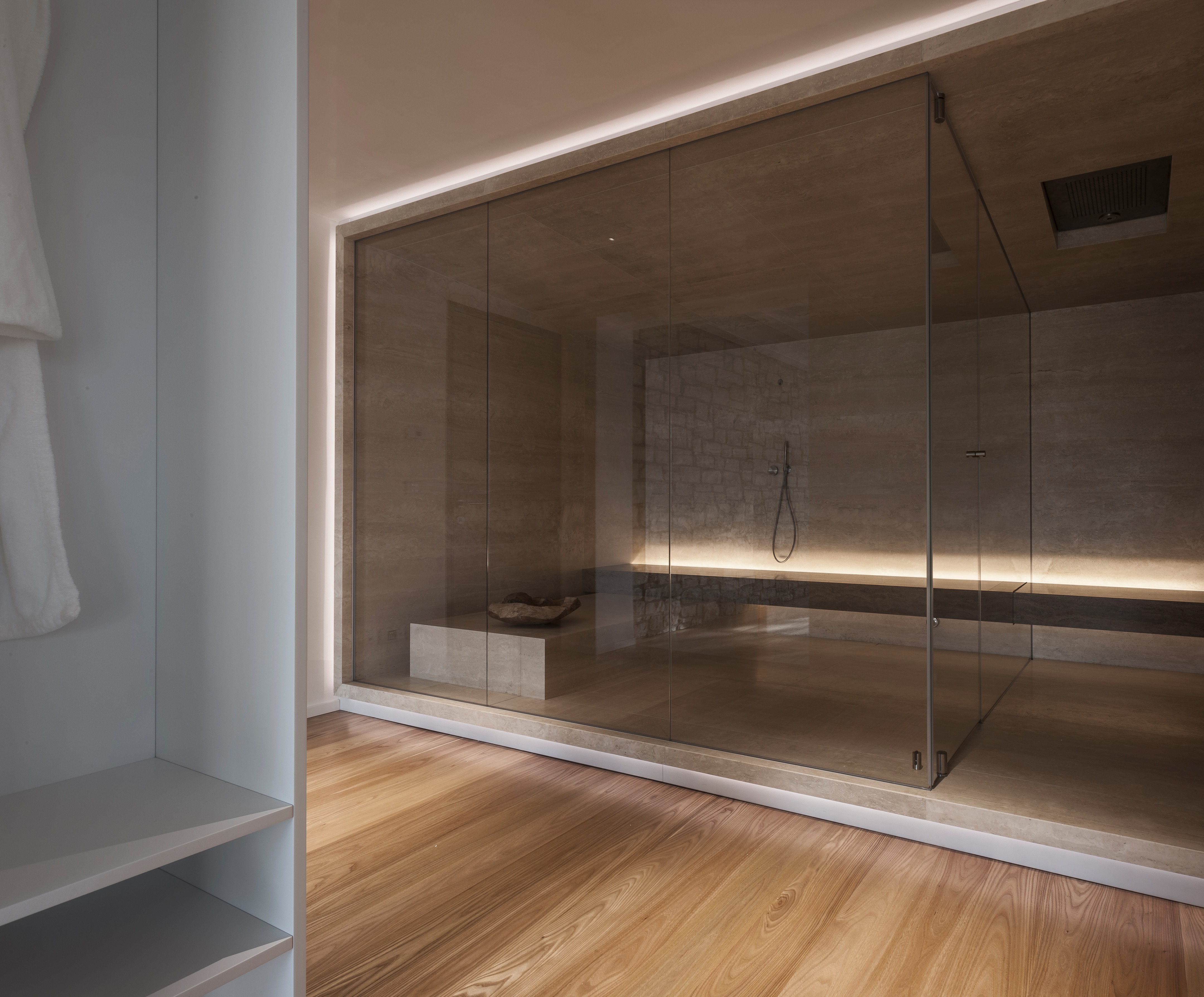 意大利私人住宅，玻璃与 travertine 的魅力碰撞-0