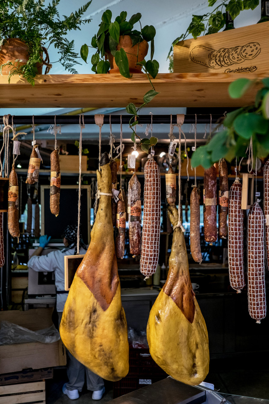 哥伦比亚 Casablanca 餐厅翻新设计 | 多样风格统一标识-2