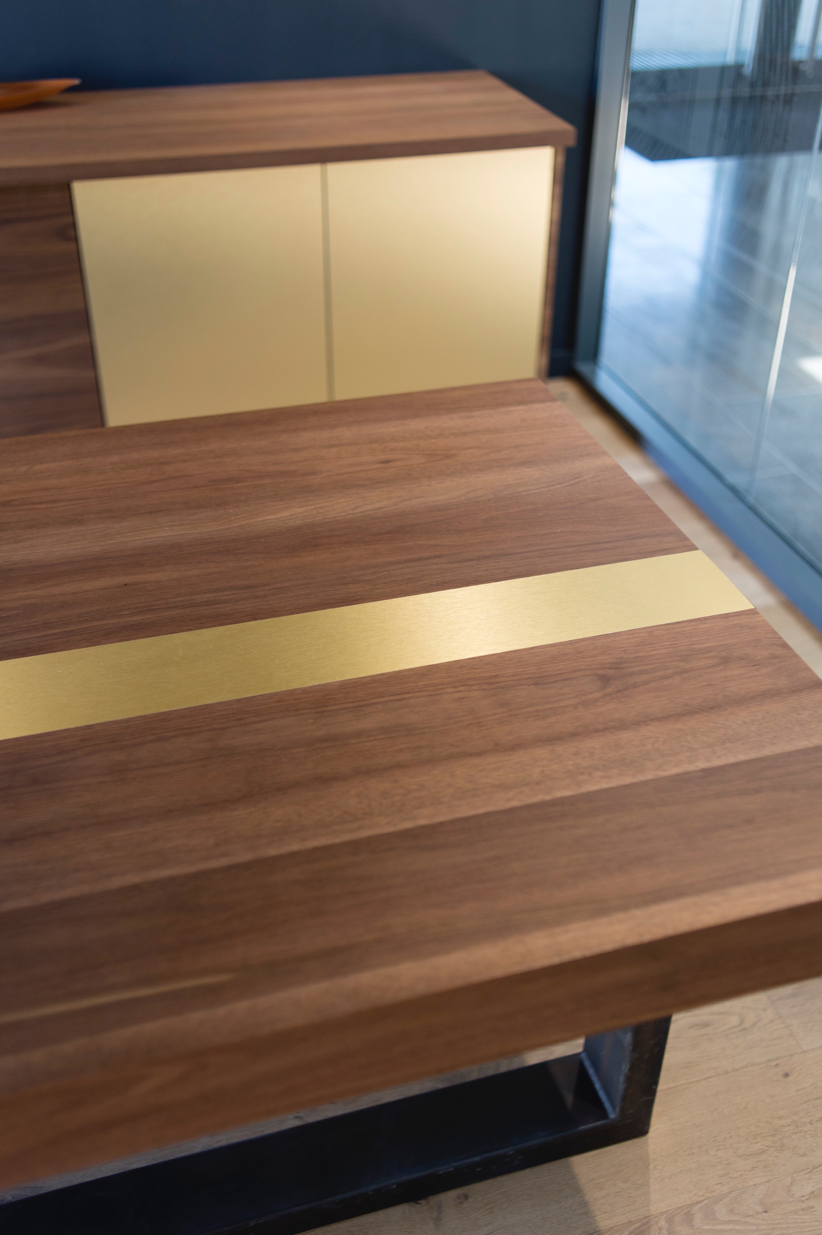 定制木质与黄铜家具打造温暖工业风办公空间-15