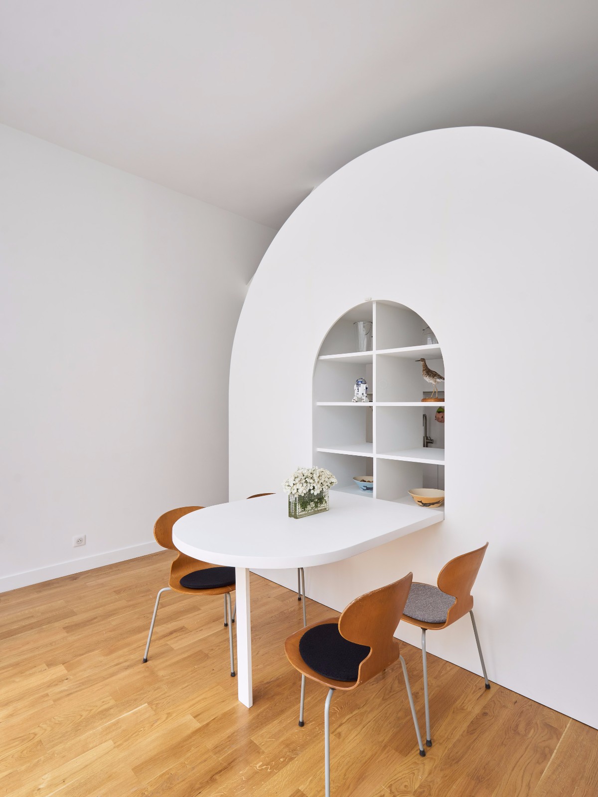 巴黎 30㎡小宅,拱形储物柜打造宽敞空间-23