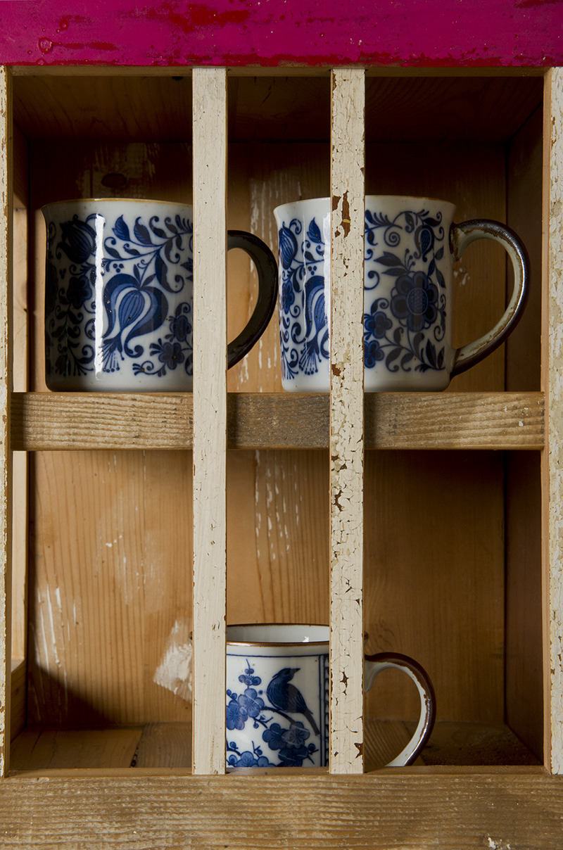 颠覆传统的乡村风格木制餐具柜-27