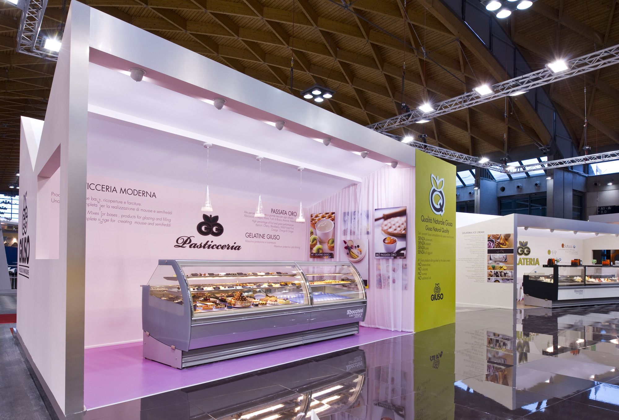 颠覆传统，400 平米展位诠释现代关系美学-5