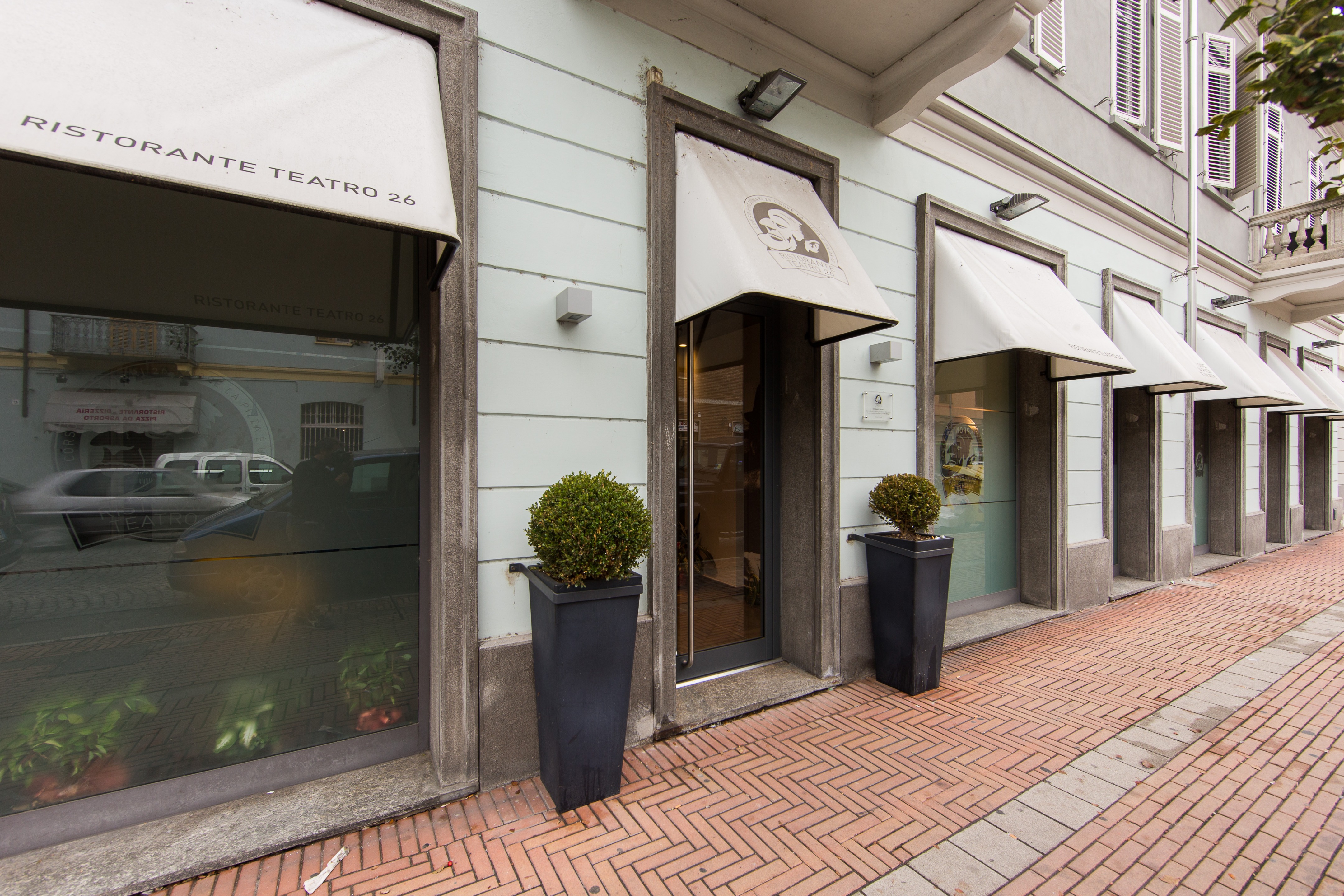 剧院式餐厅 Teatro 26 | 定制家具与光影艺术的完美融合-7