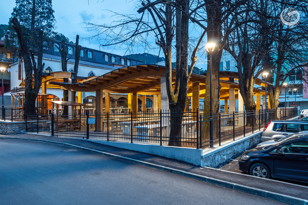 2019 年完成的木结构市场广场-1