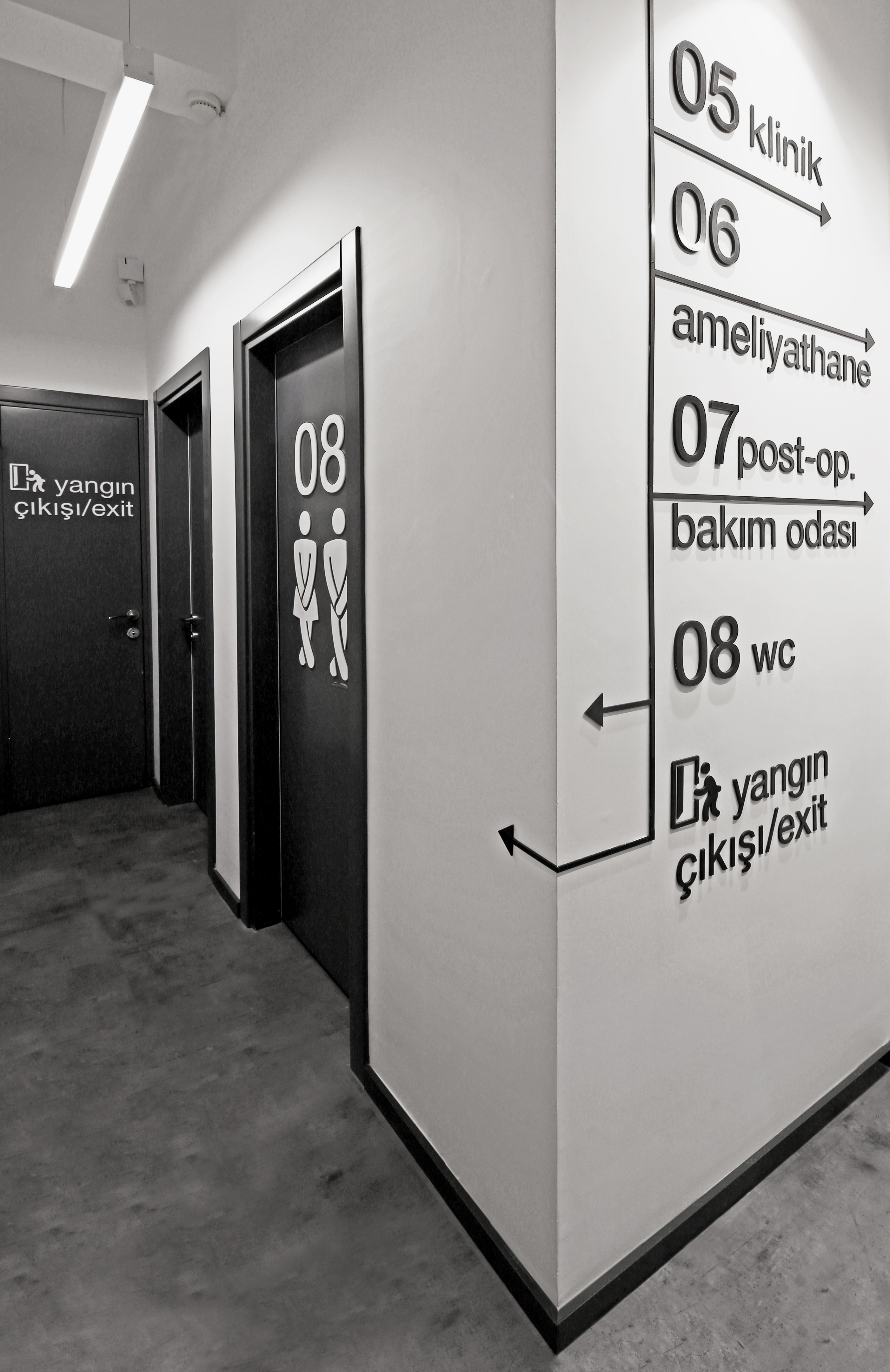 温暖材料与自然光打造的舒适医疗空间-12